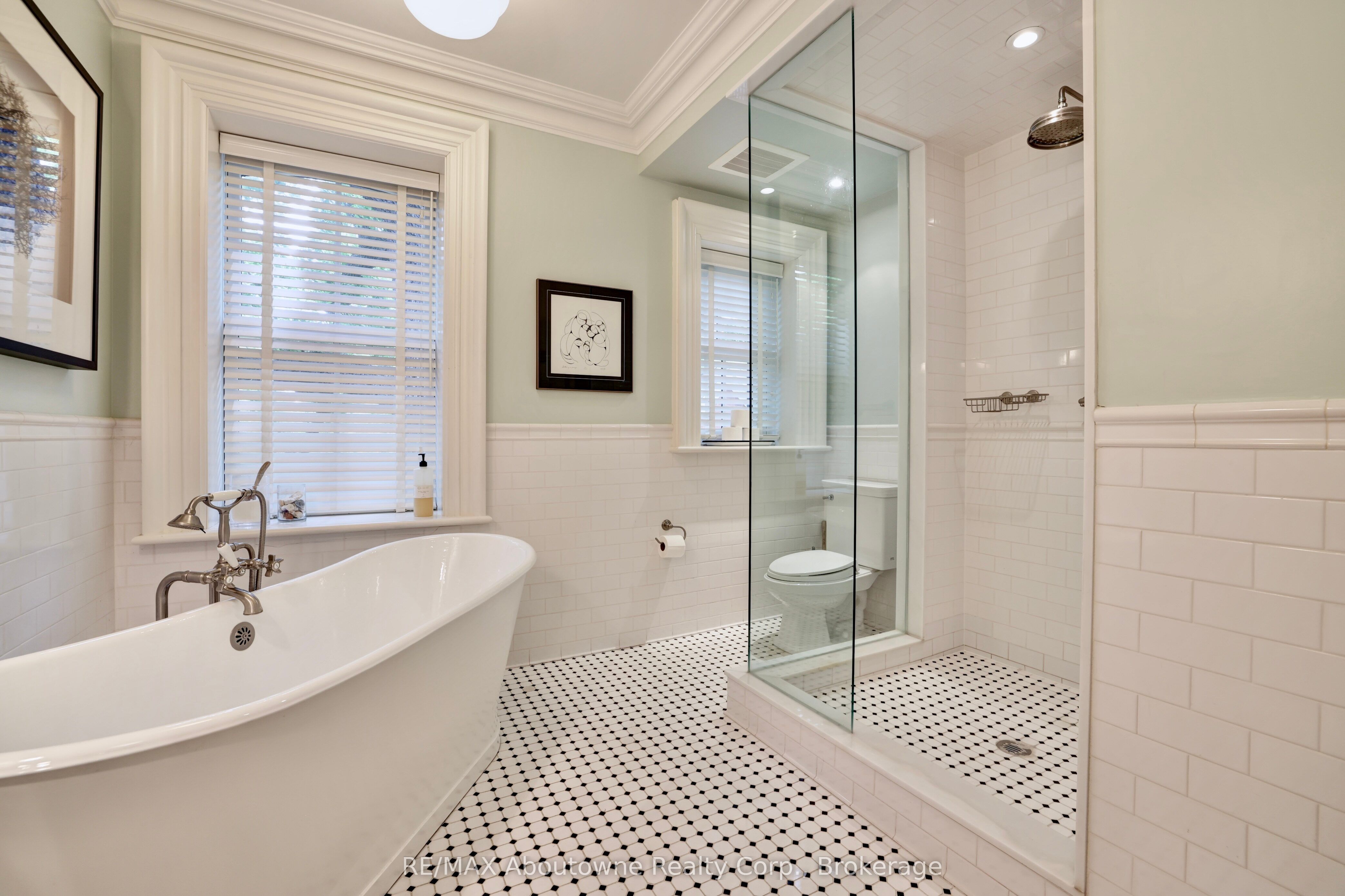 350 King Street Property Photo 31