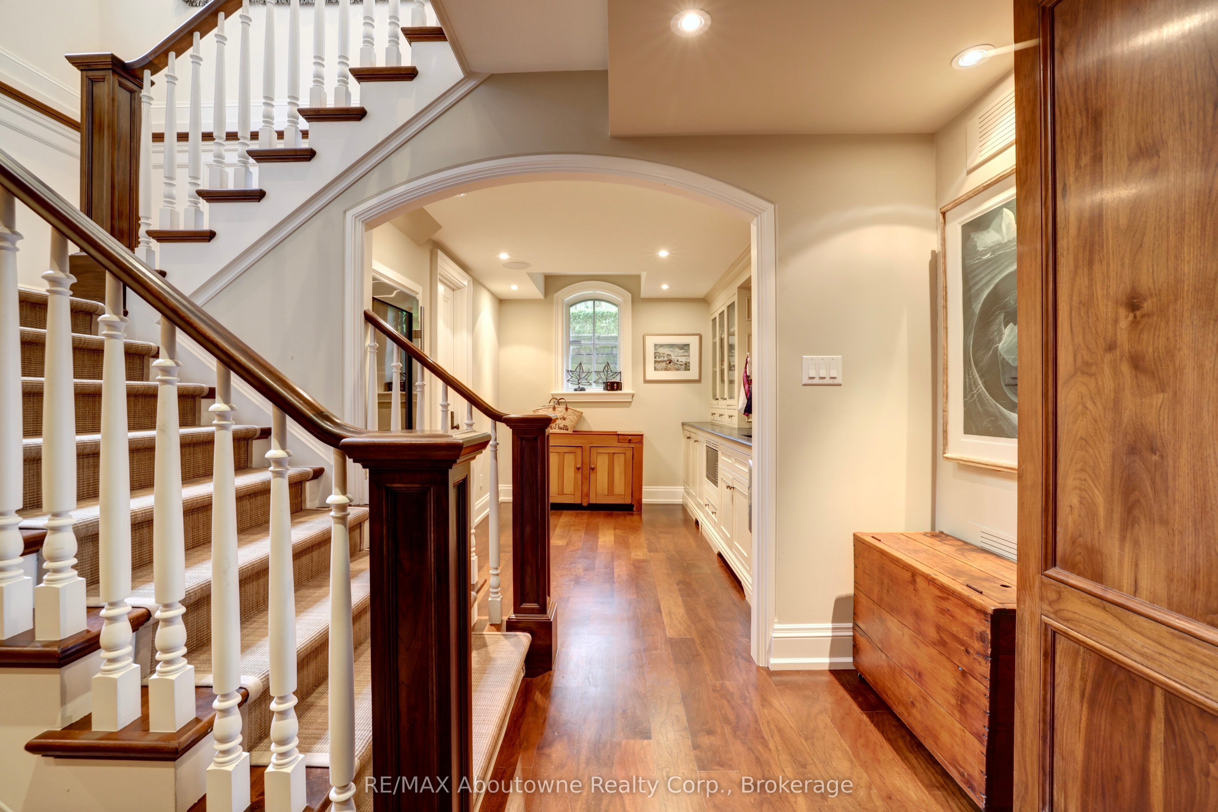 350 King Street Property Photo 33