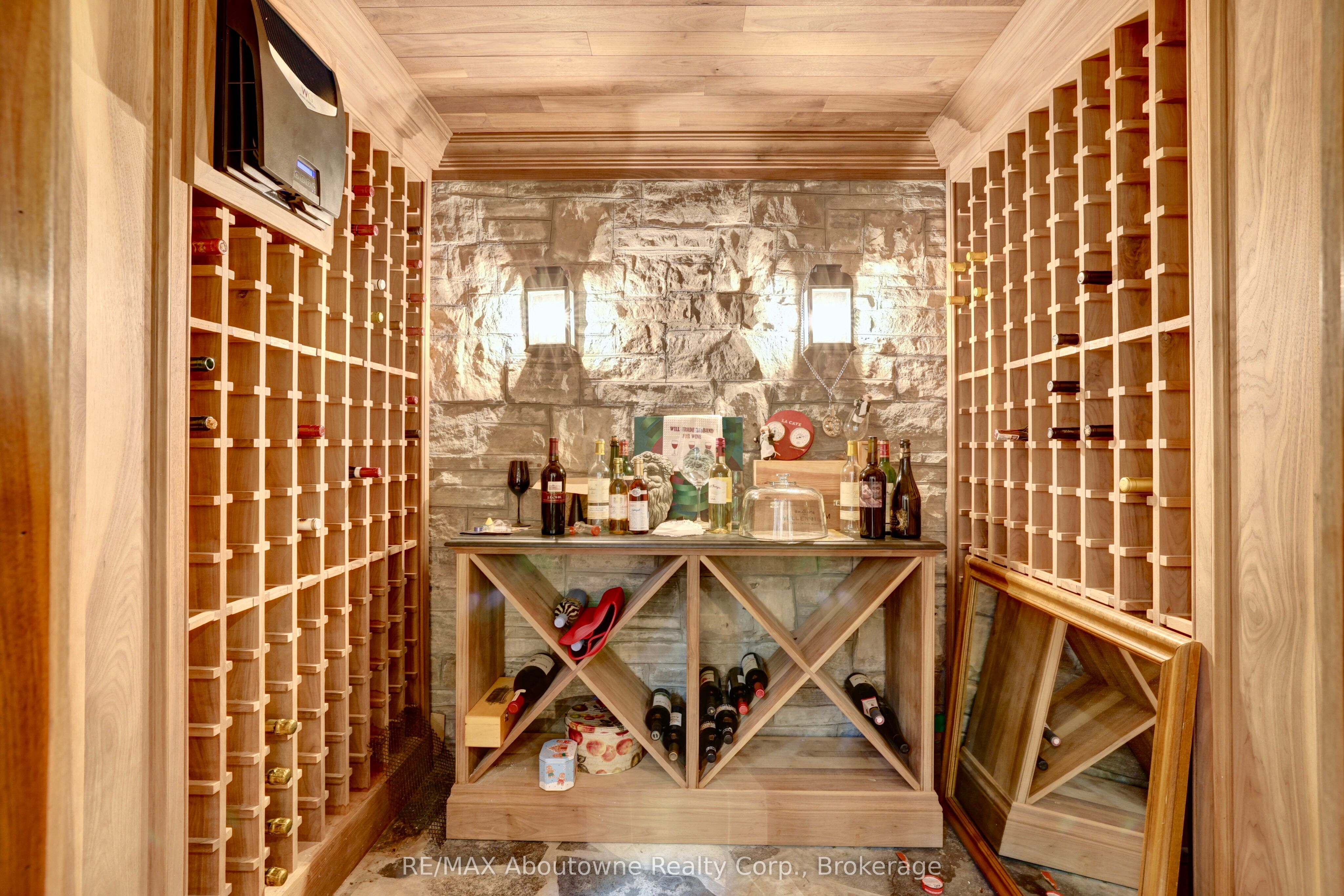 350 King Street Property Photo 35