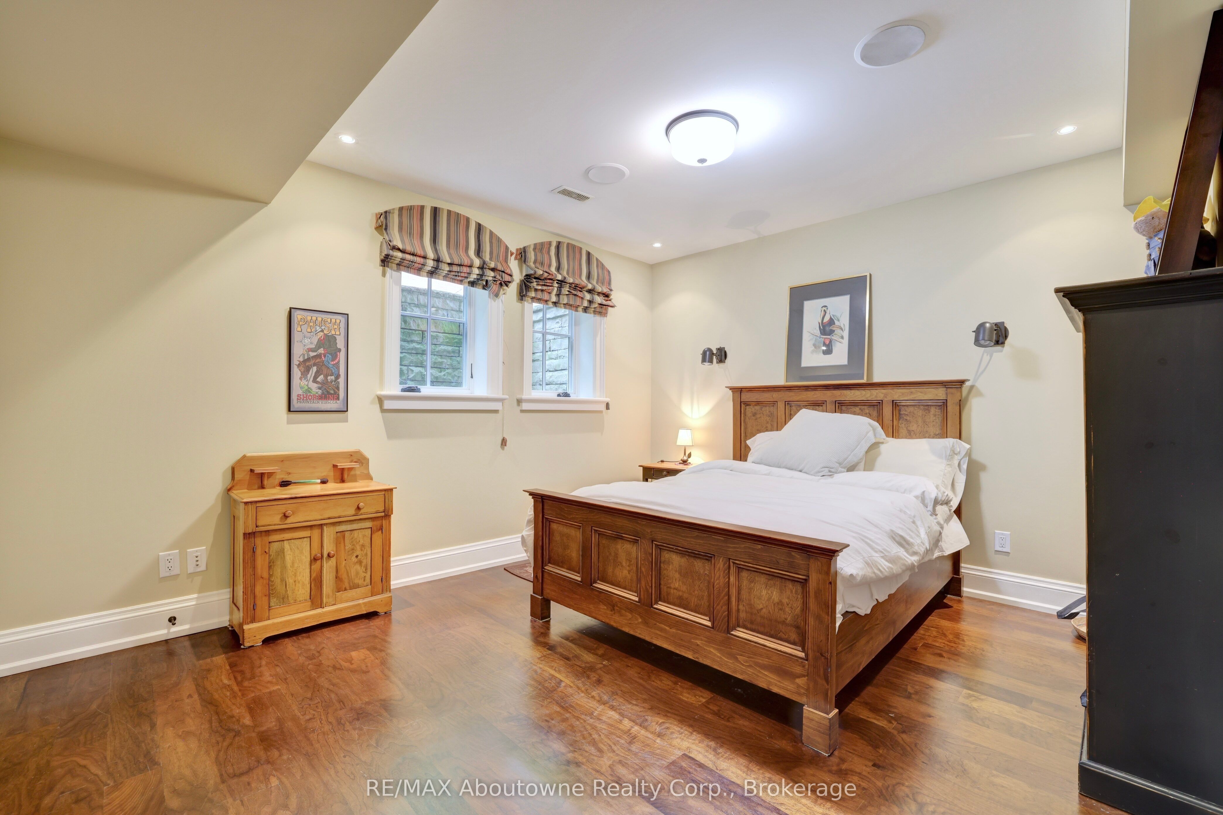 350 King Street Property Photo 37