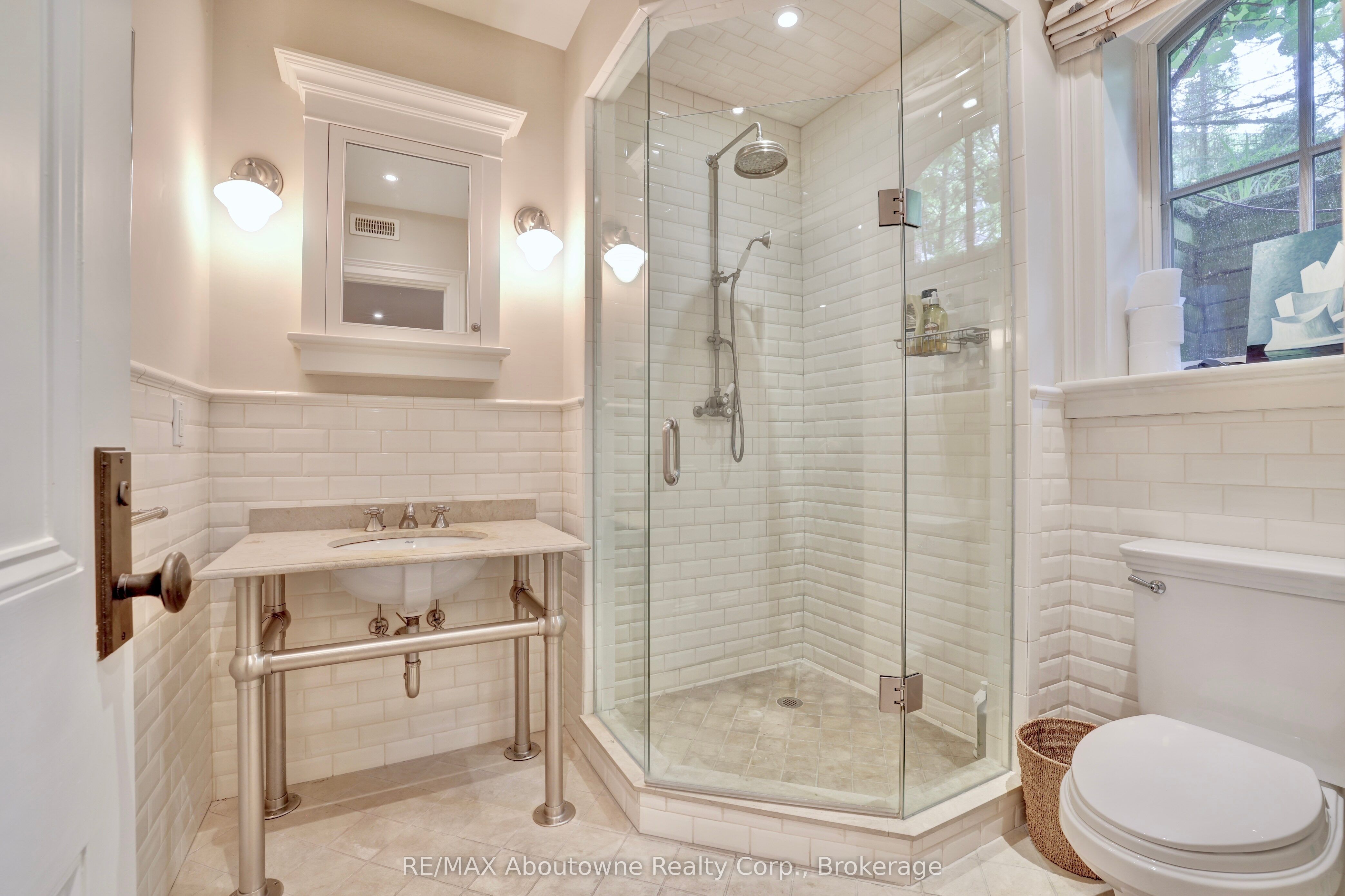 350 King Street Property Photo 38