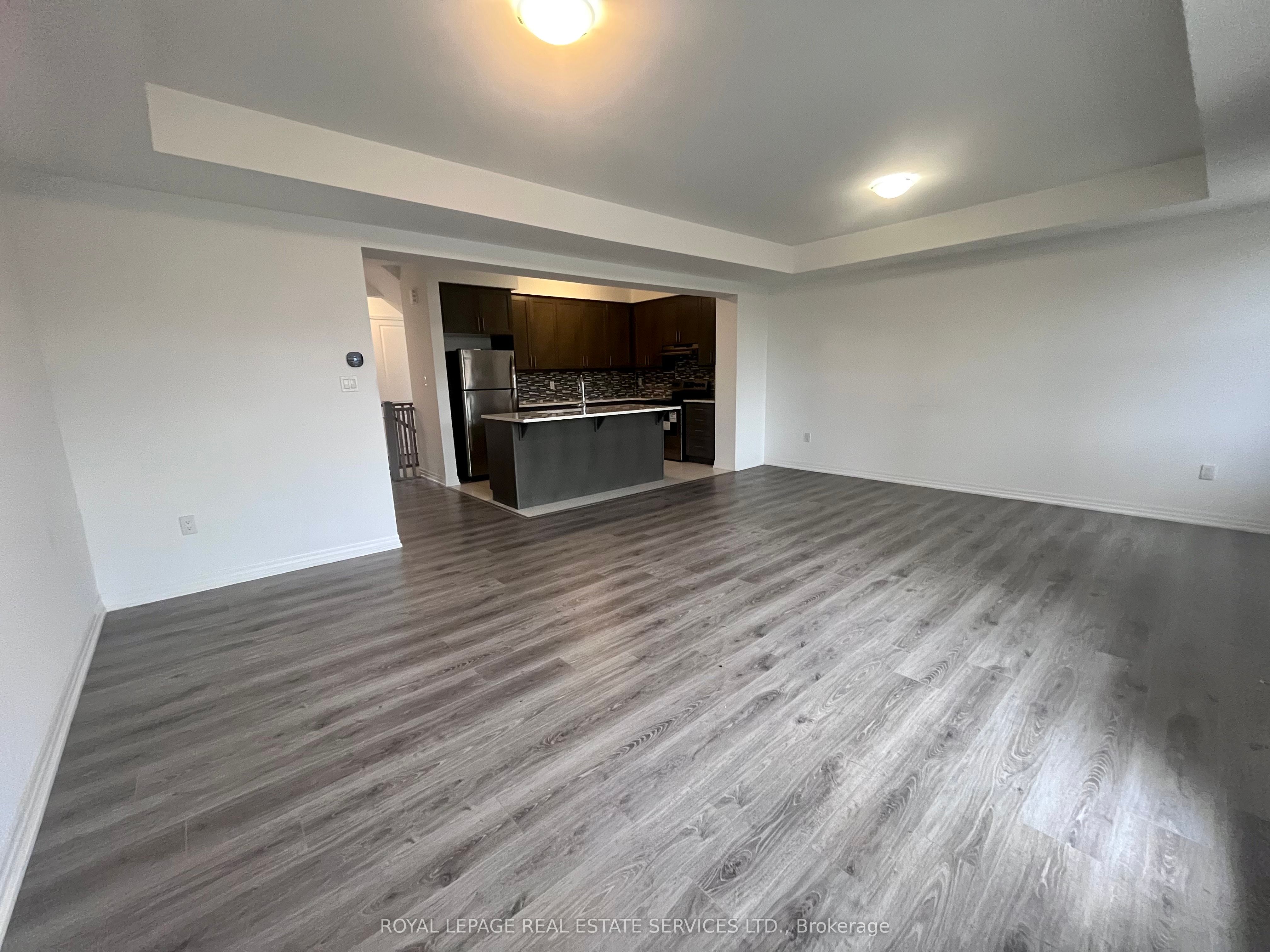 124 Burnhamthorpe Road E Property Photo 2