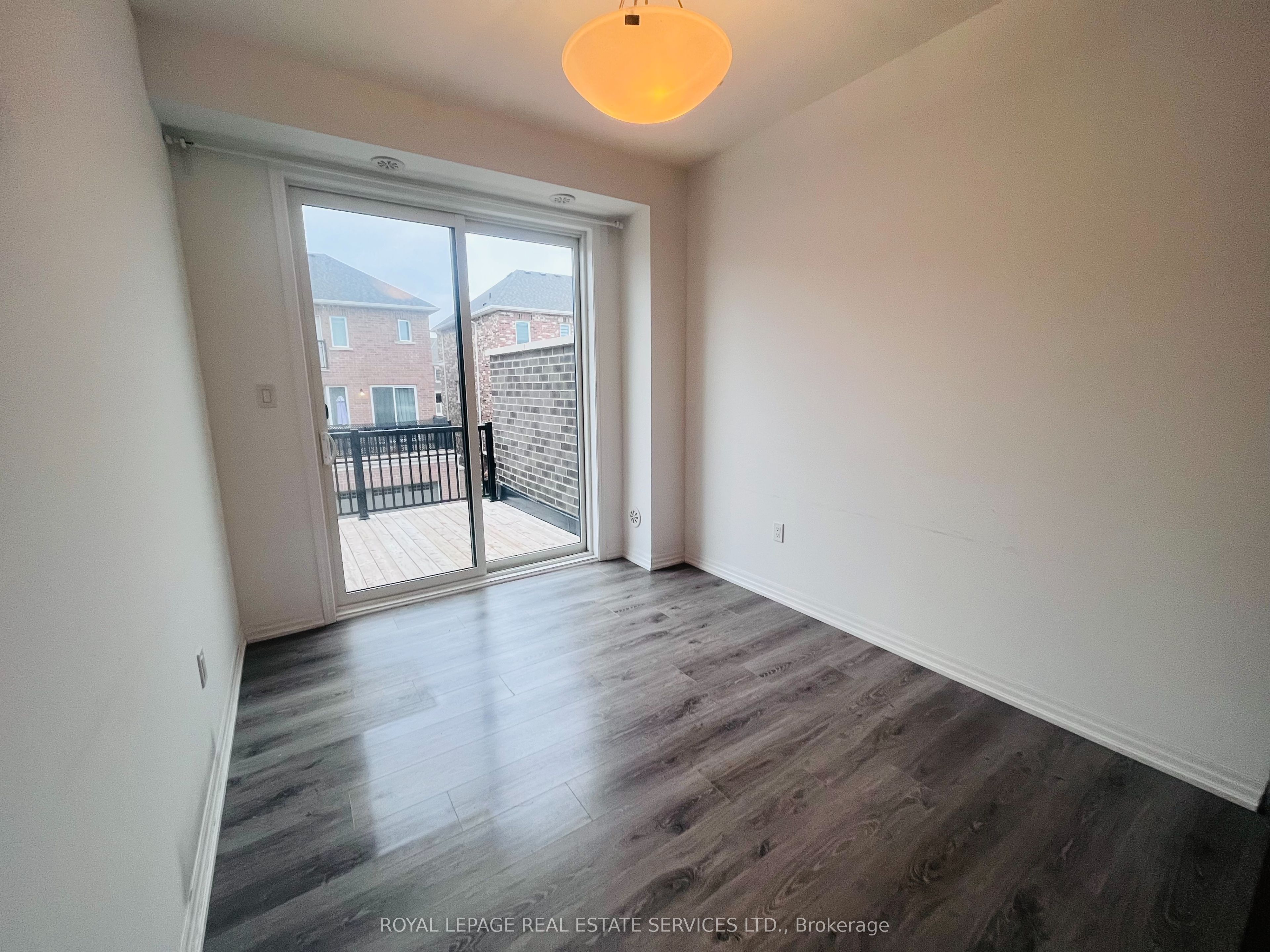 124 Burnhamthorpe Road E Property Photo 4