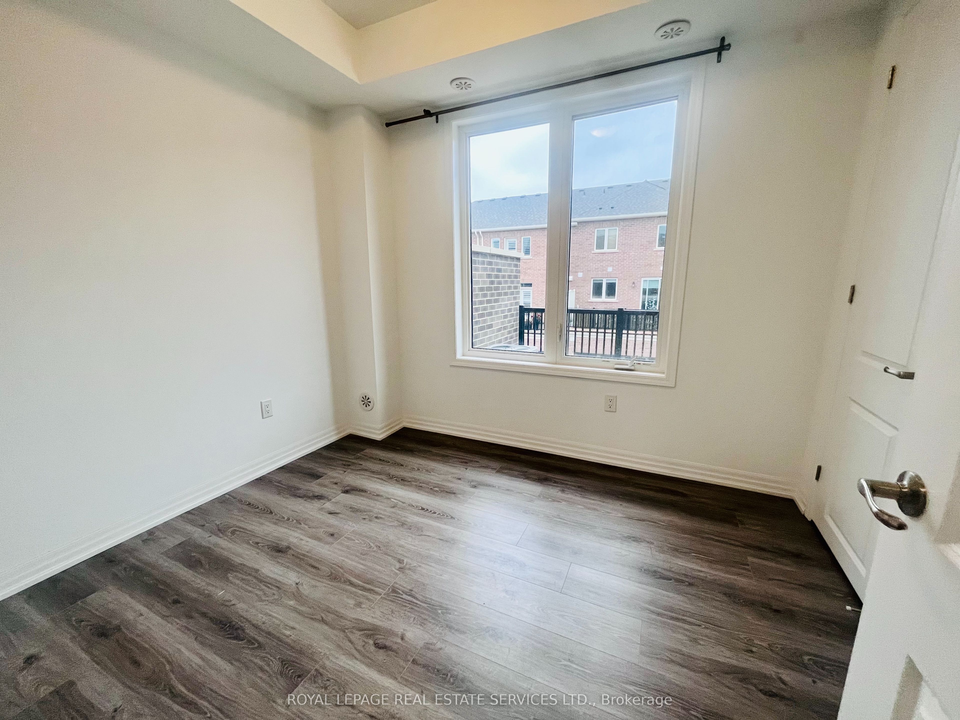 124 Burnhamthorpe Road E Property Photo 5