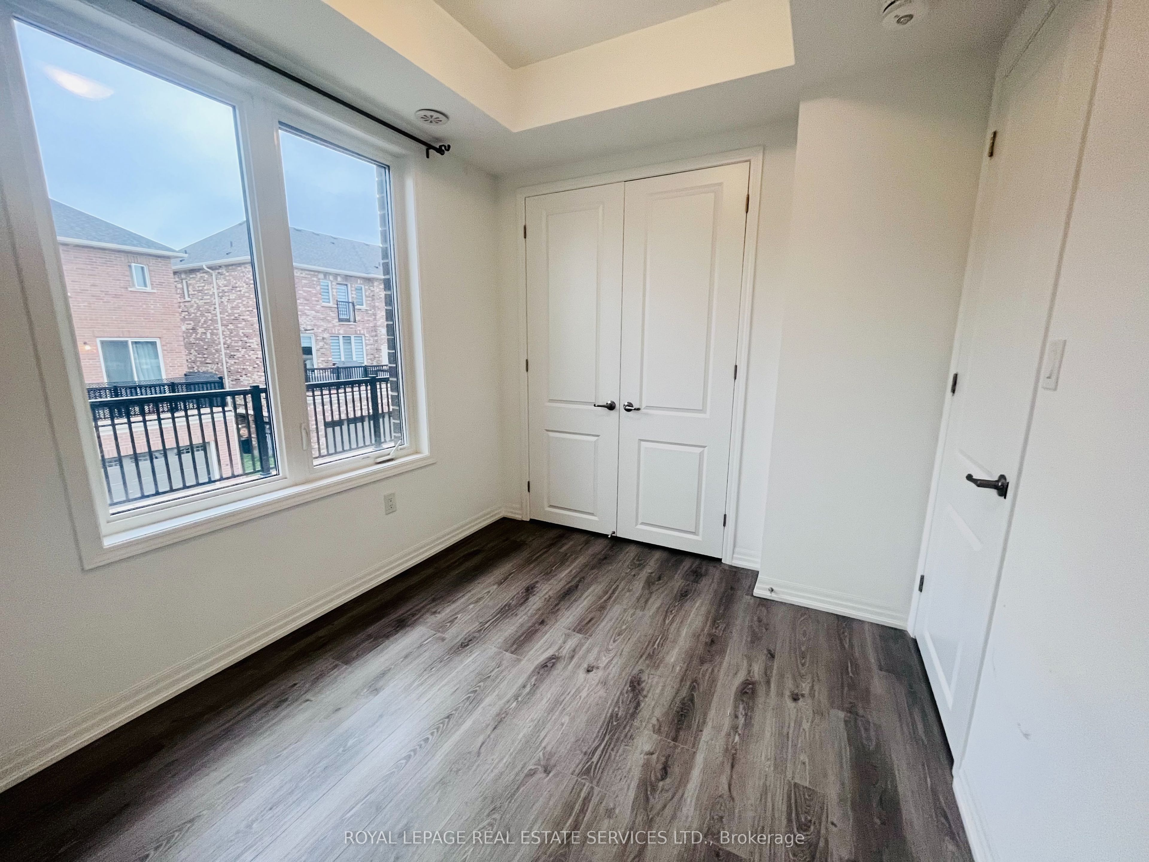 124 Burnhamthorpe Road E Property Photo 6