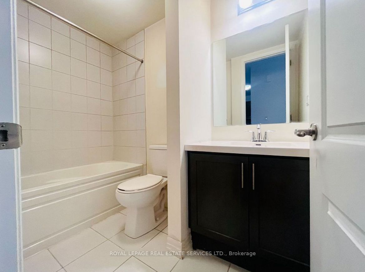 124 Burnhamthorpe Road E Property Photo 7