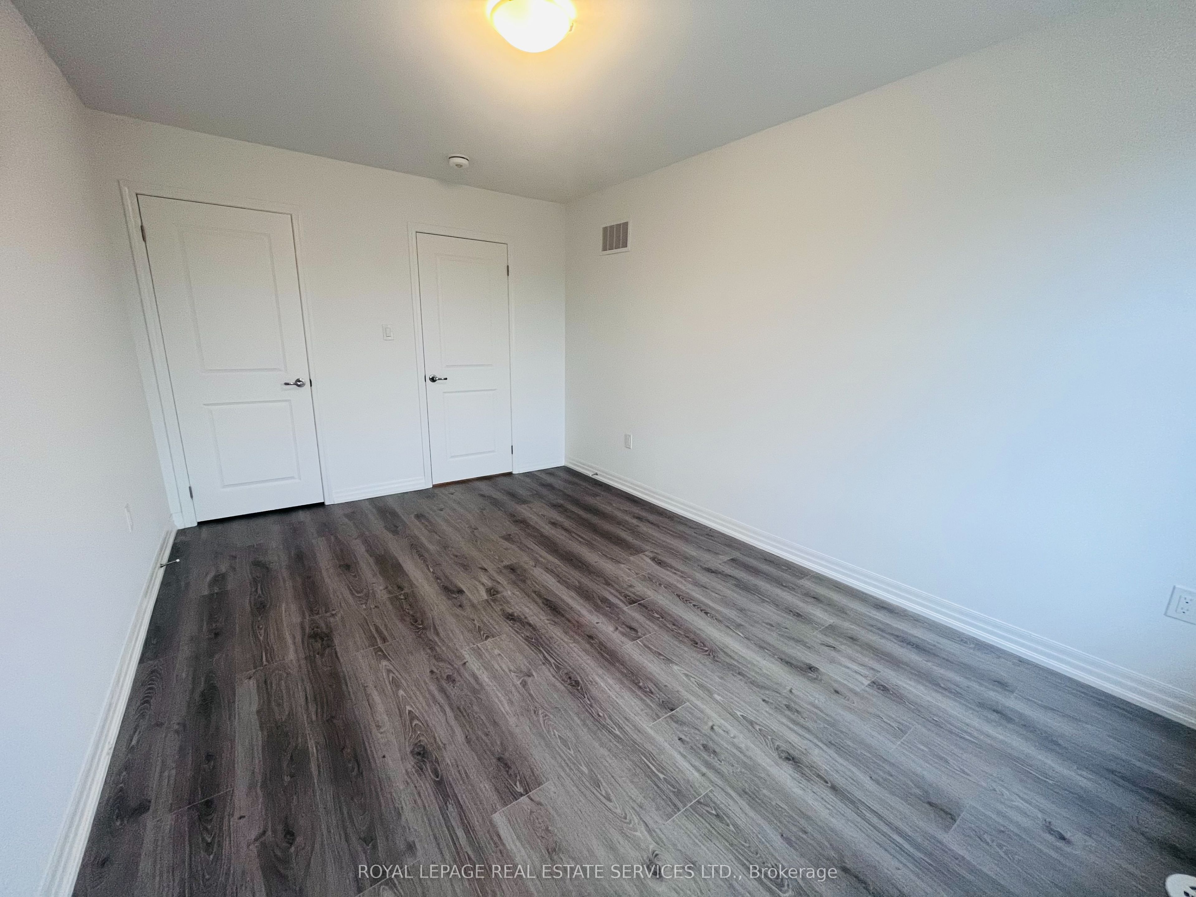 124 Burnhamthorpe Road E Property Photo 9