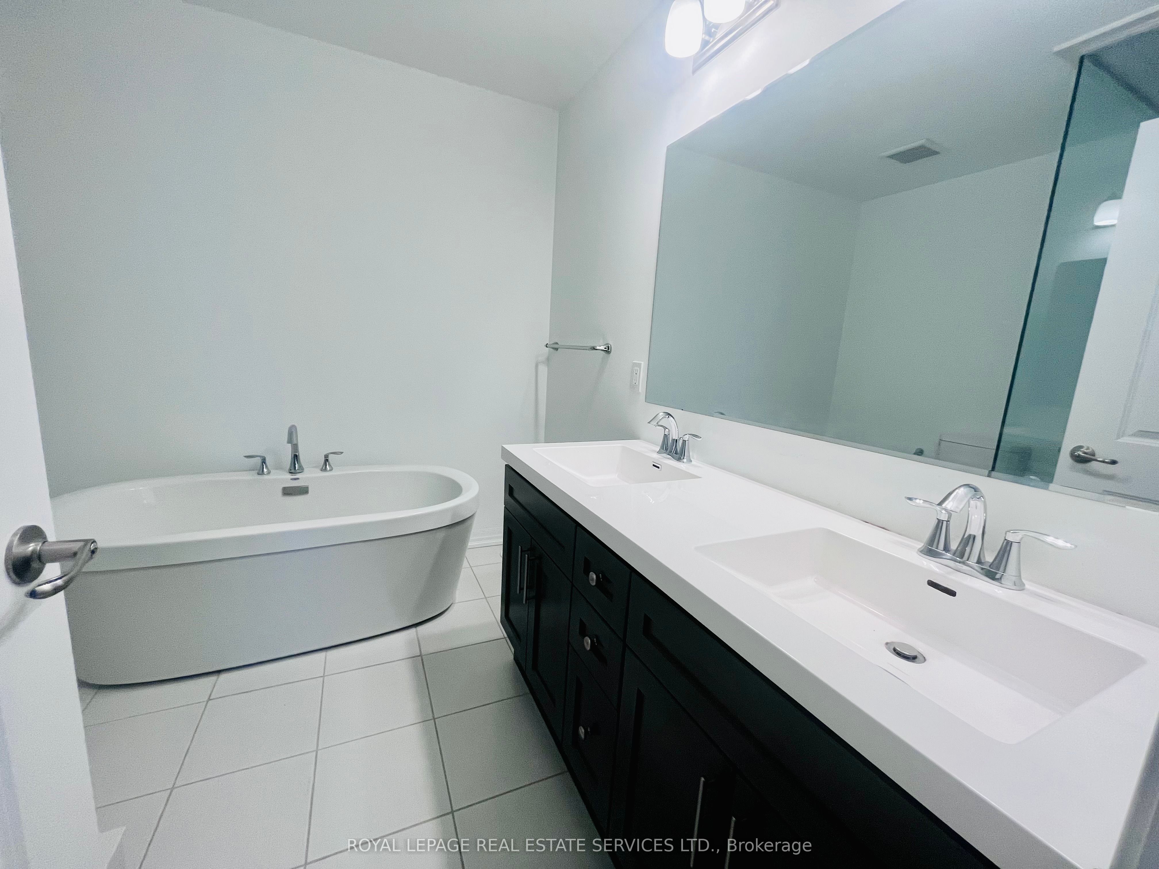 124 Burnhamthorpe Road E Property Photo 10