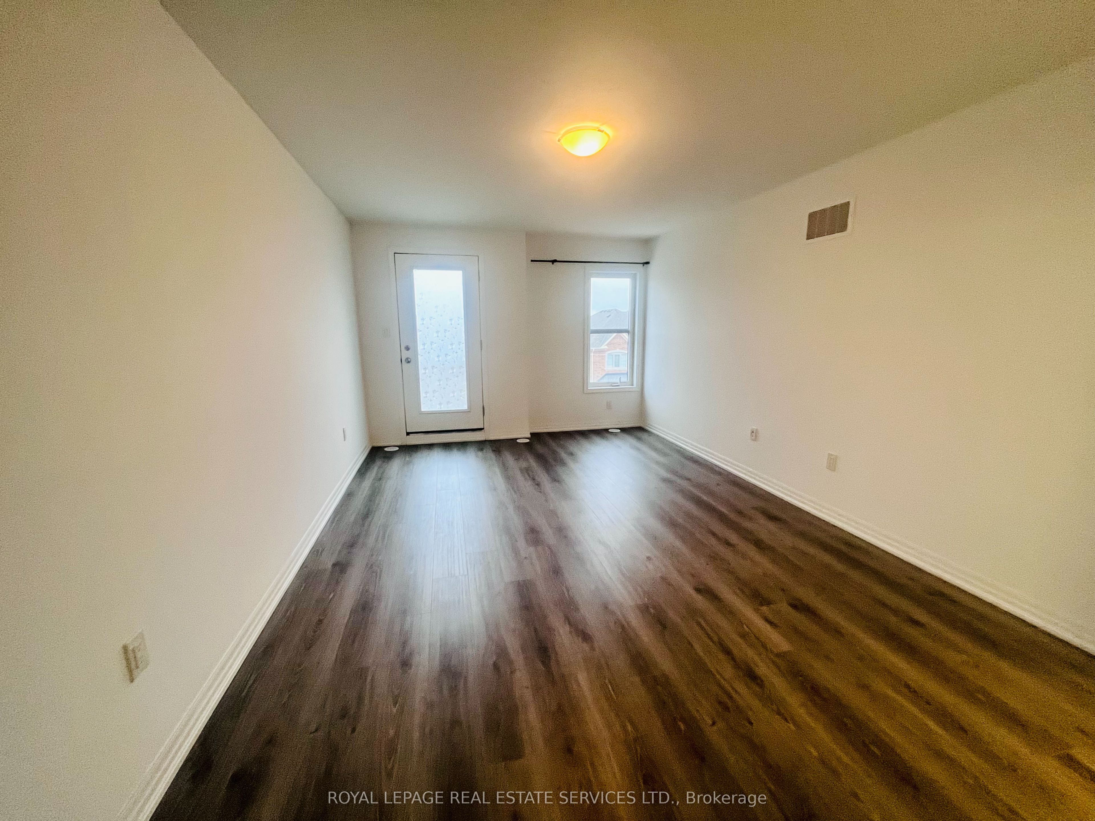 124 Burnhamthorpe Road E Property Photo 11