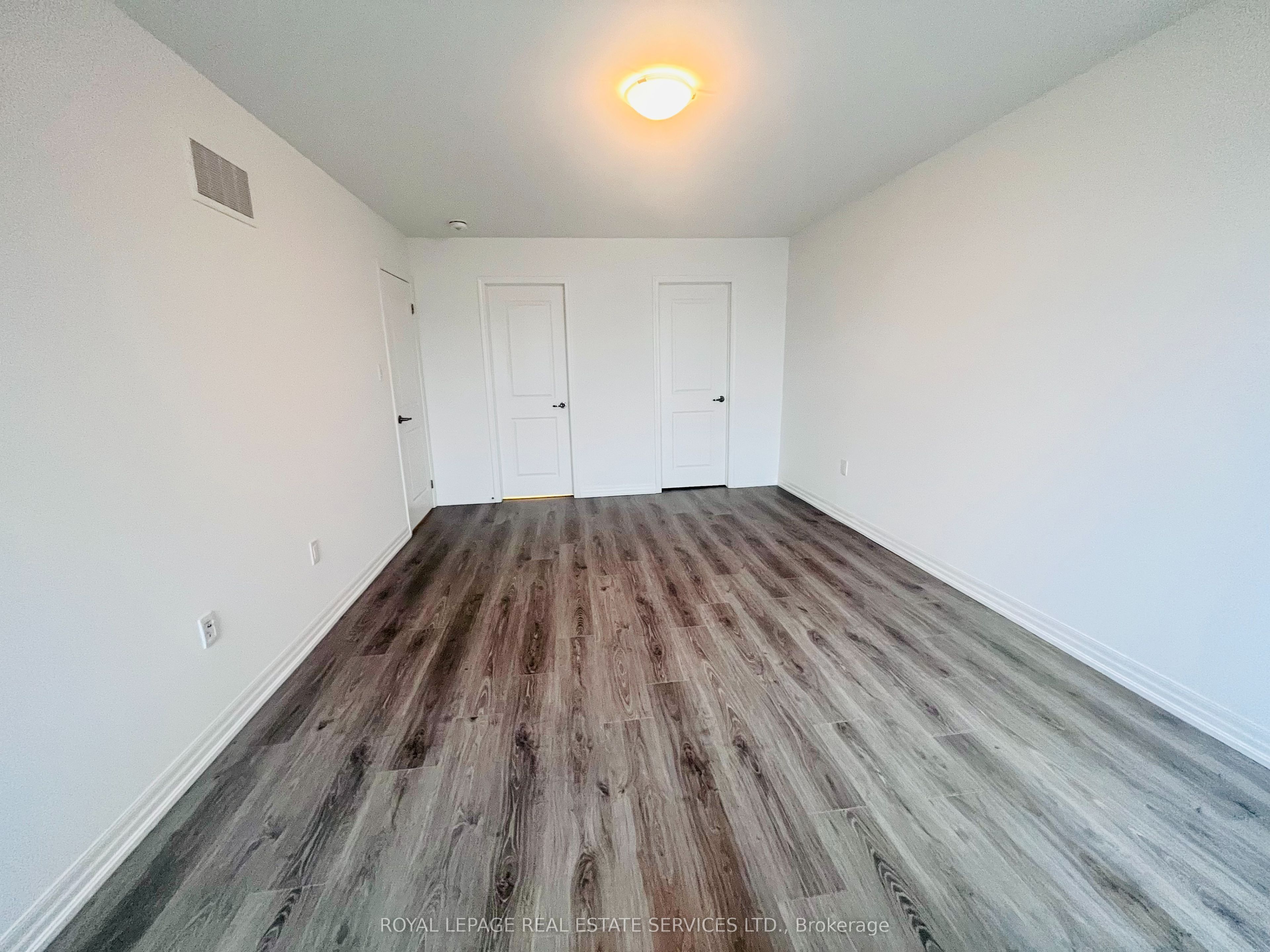 124 Burnhamthorpe Road E Property Photo 12