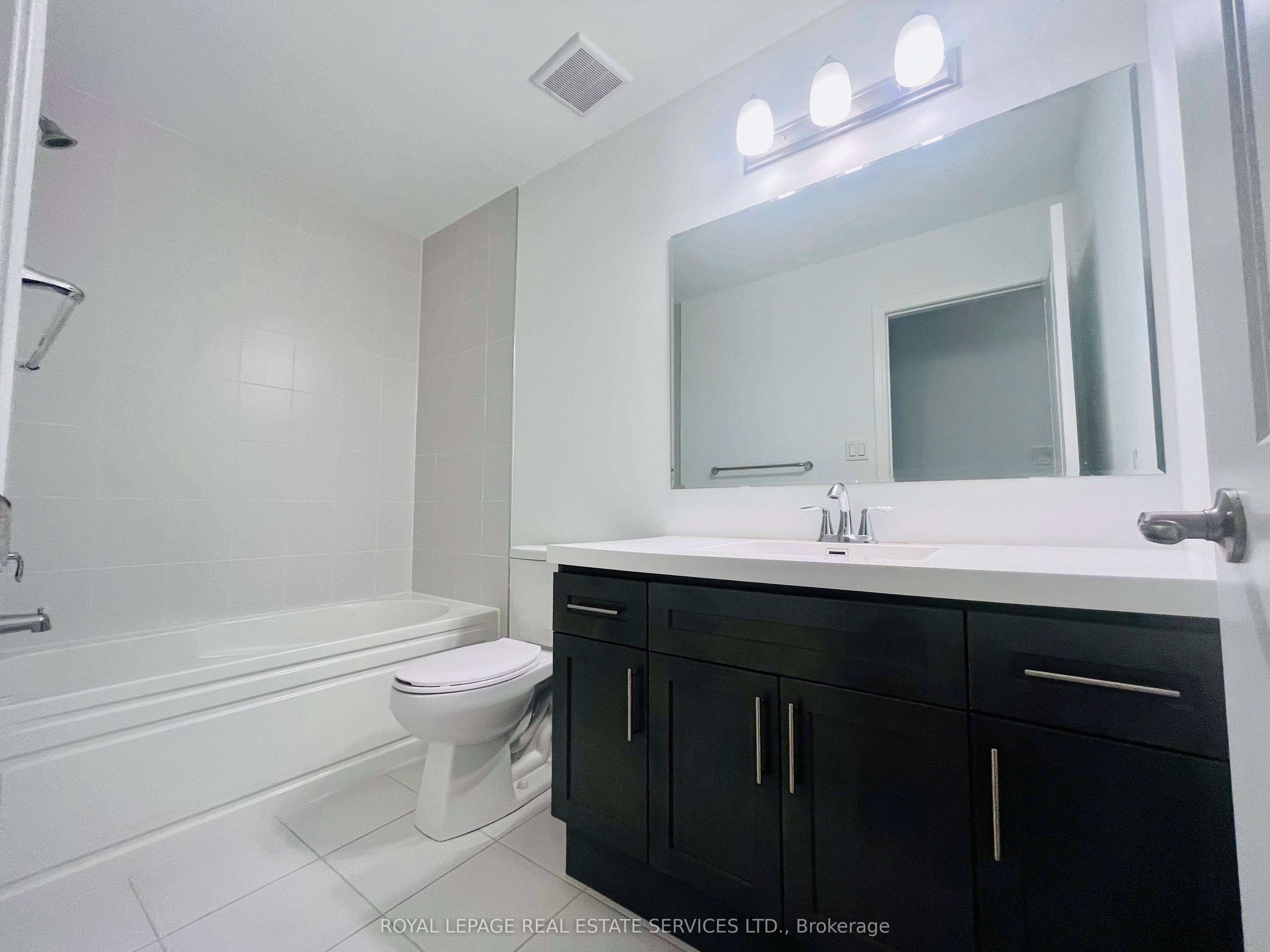 124 Burnhamthorpe Road E Property Photo 13