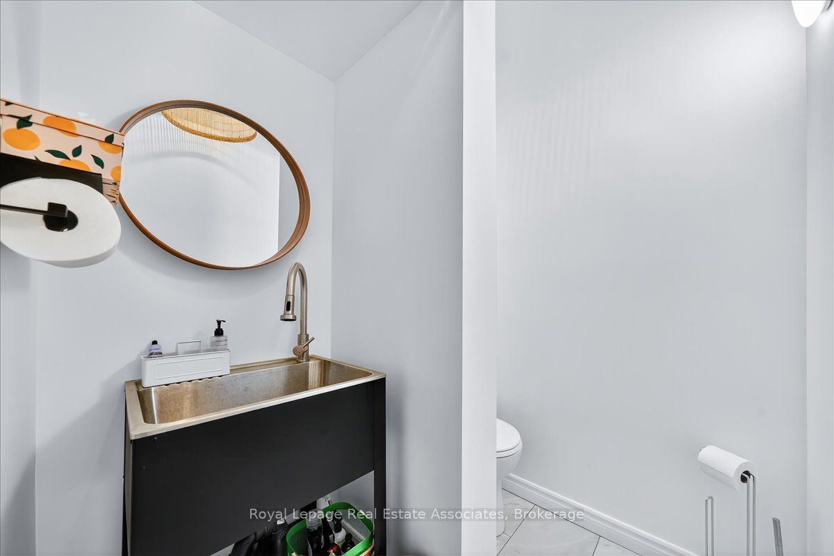 1640 Queen Street W Property Photo 7