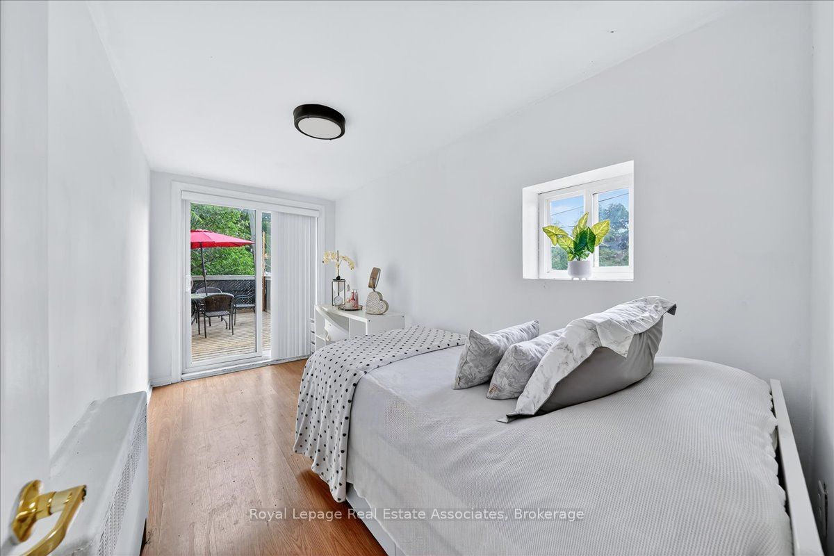 1640 Queen Street W Property Photo 17