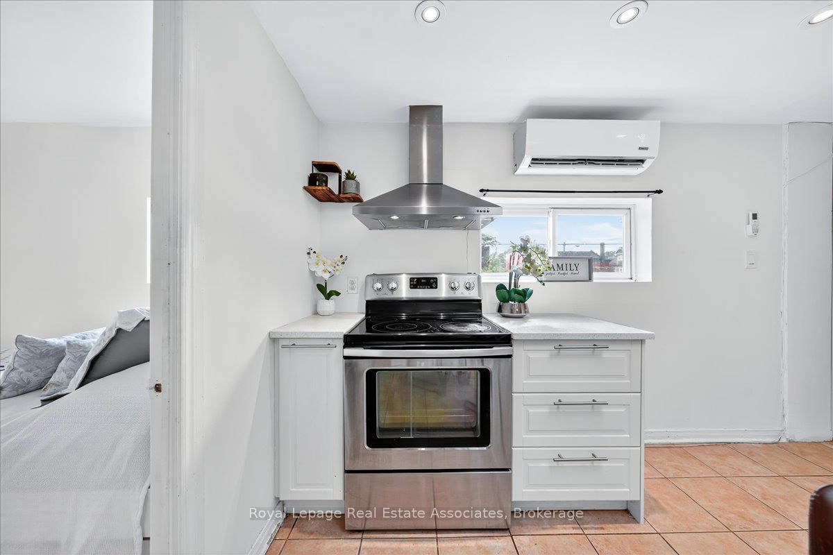 1640 Queen Street W Property Photo 20
