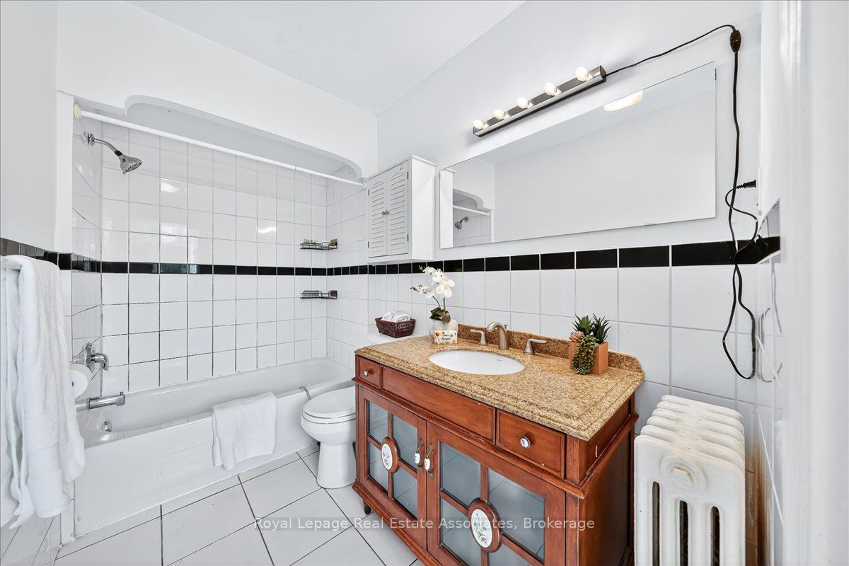 1640 Queen Street W Property Photo 22