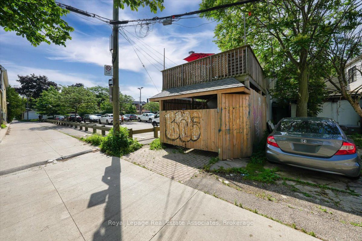 1640 Queen Street W Property Photo 27