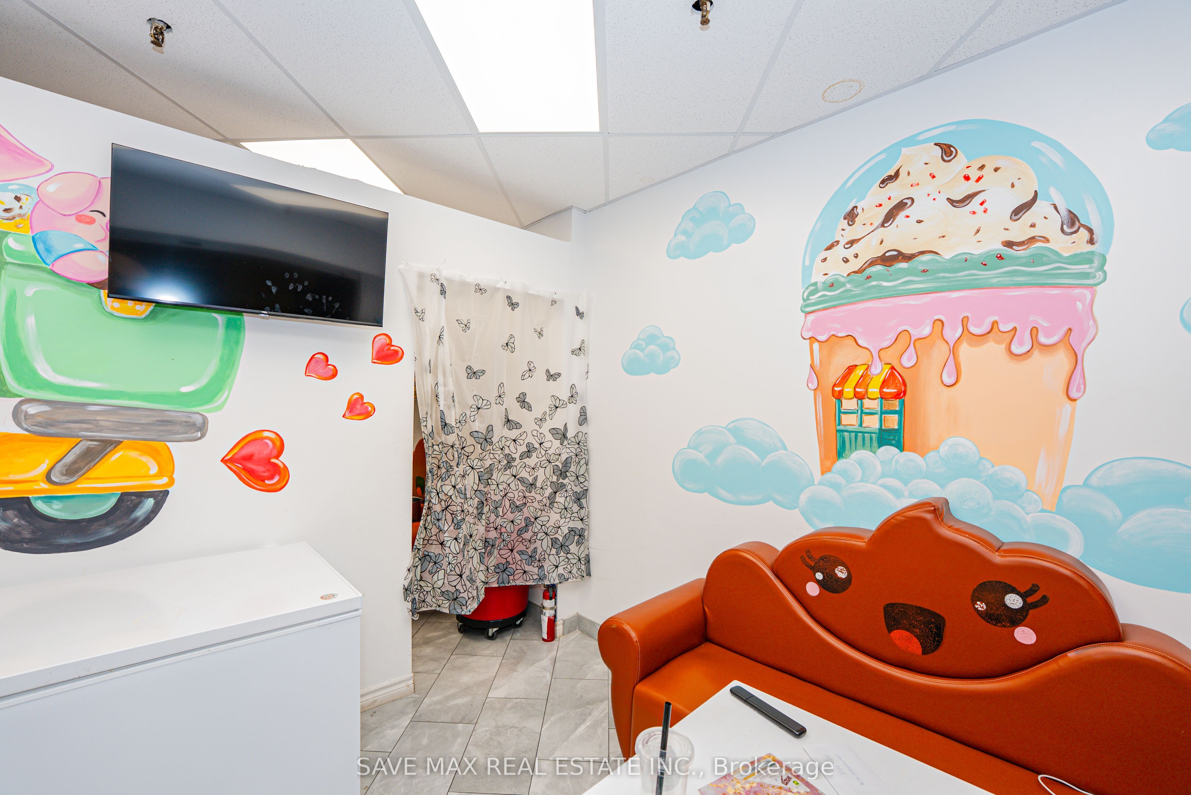 #g15 - 2340 Dundas Street Property Photo 15