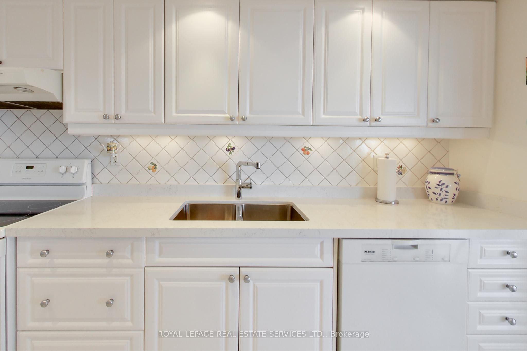 #904 - 2045 Lake Shore Boulevard Property Photo 8