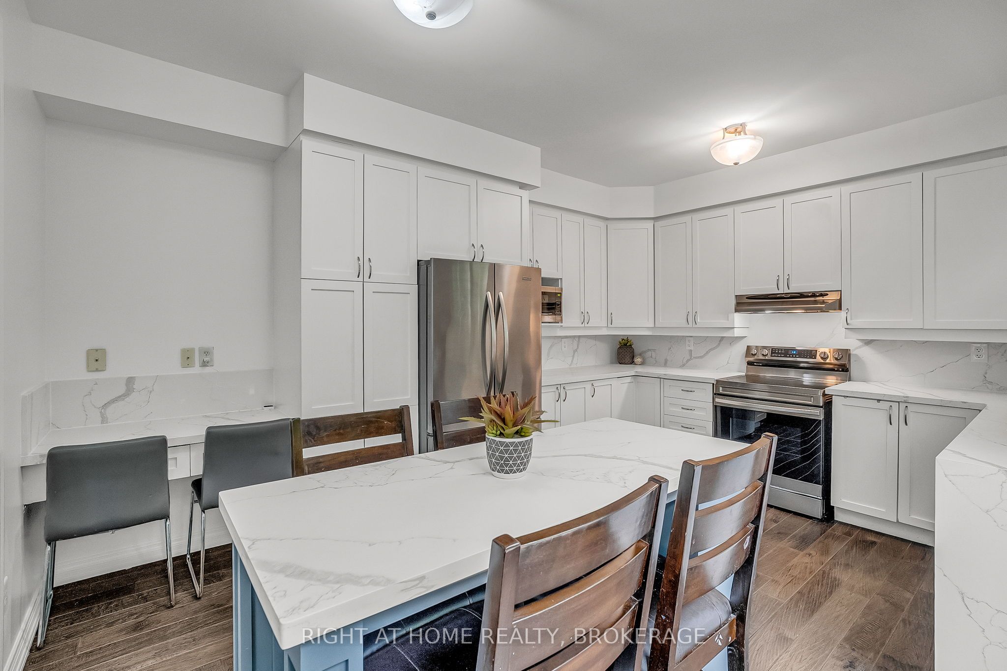 928 Lancaster Boulevard Property Photo 6