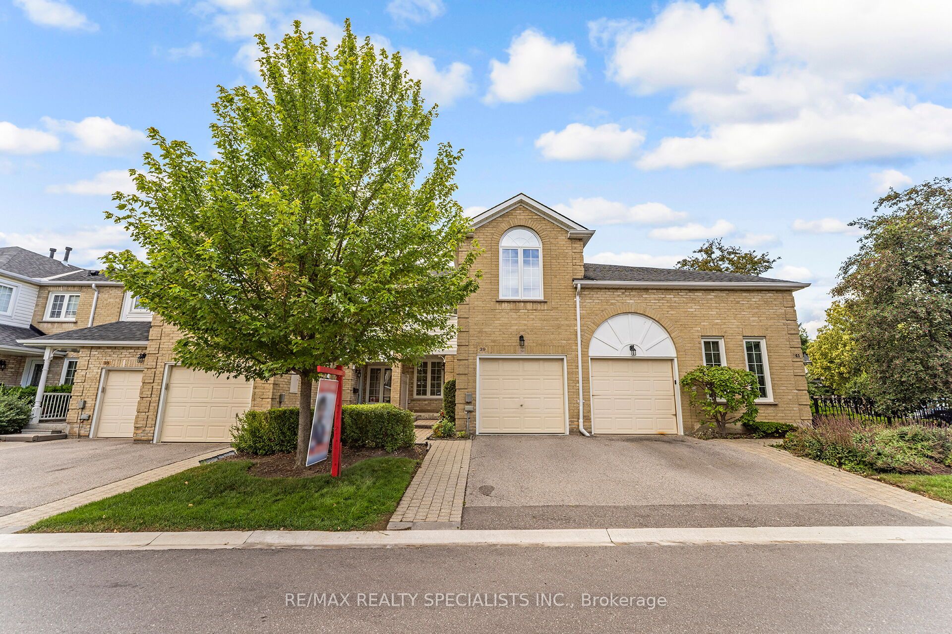 39 Heathcliffe Square Property Photo 1