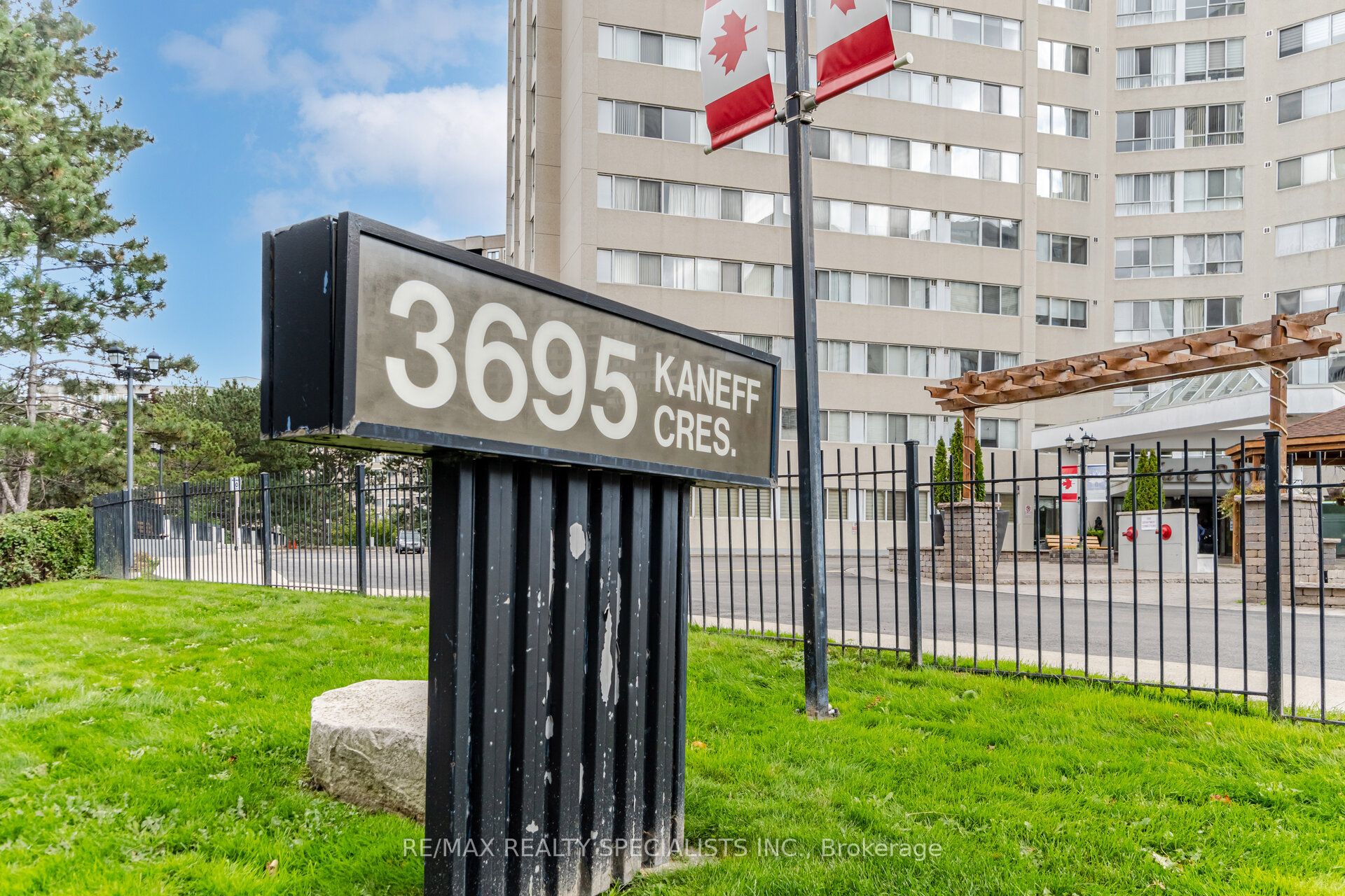 #1602 - 3695 Kaneff Crescent Property Photo 2