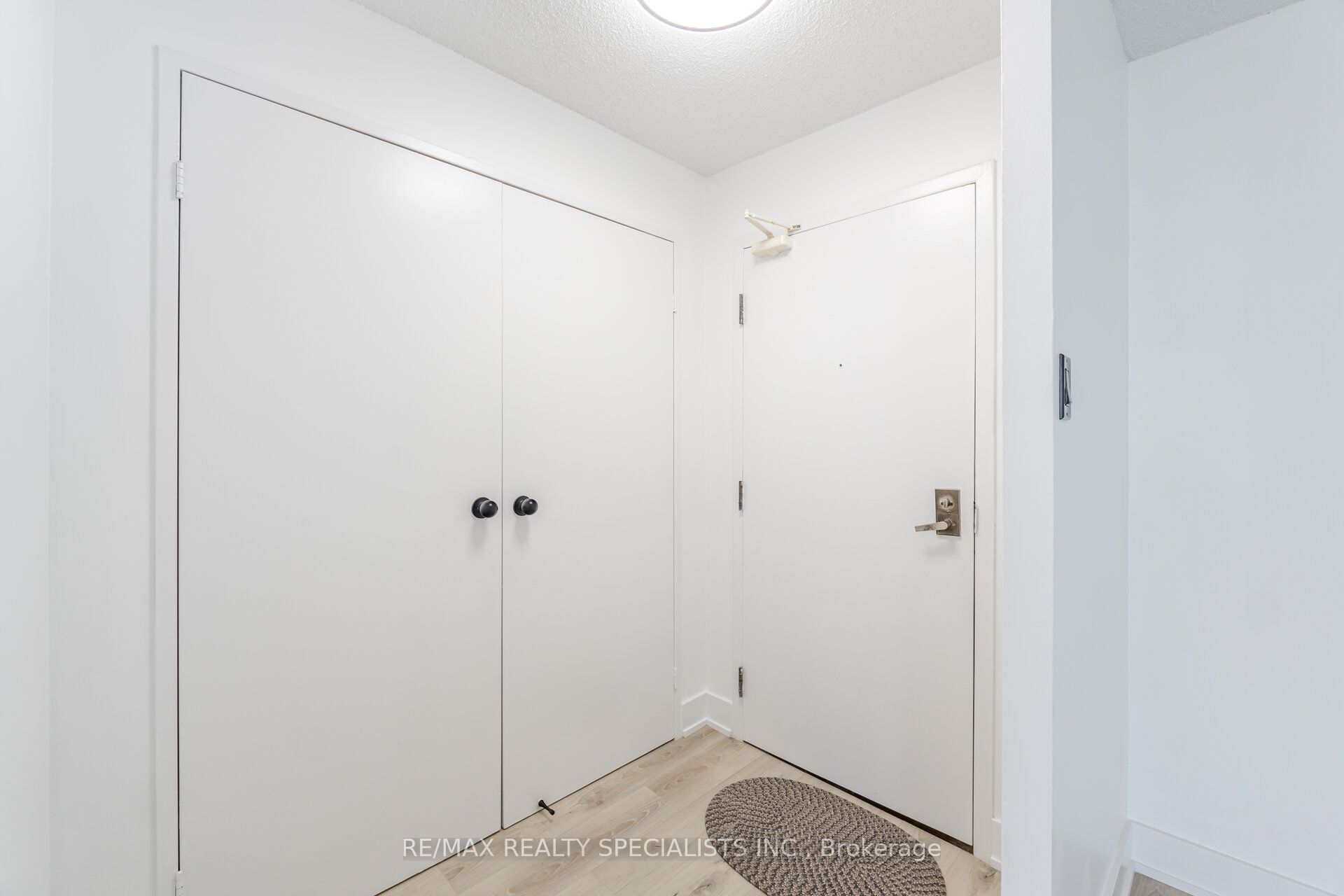#1602 - 3695 Kaneff Crescent Property Photo 9