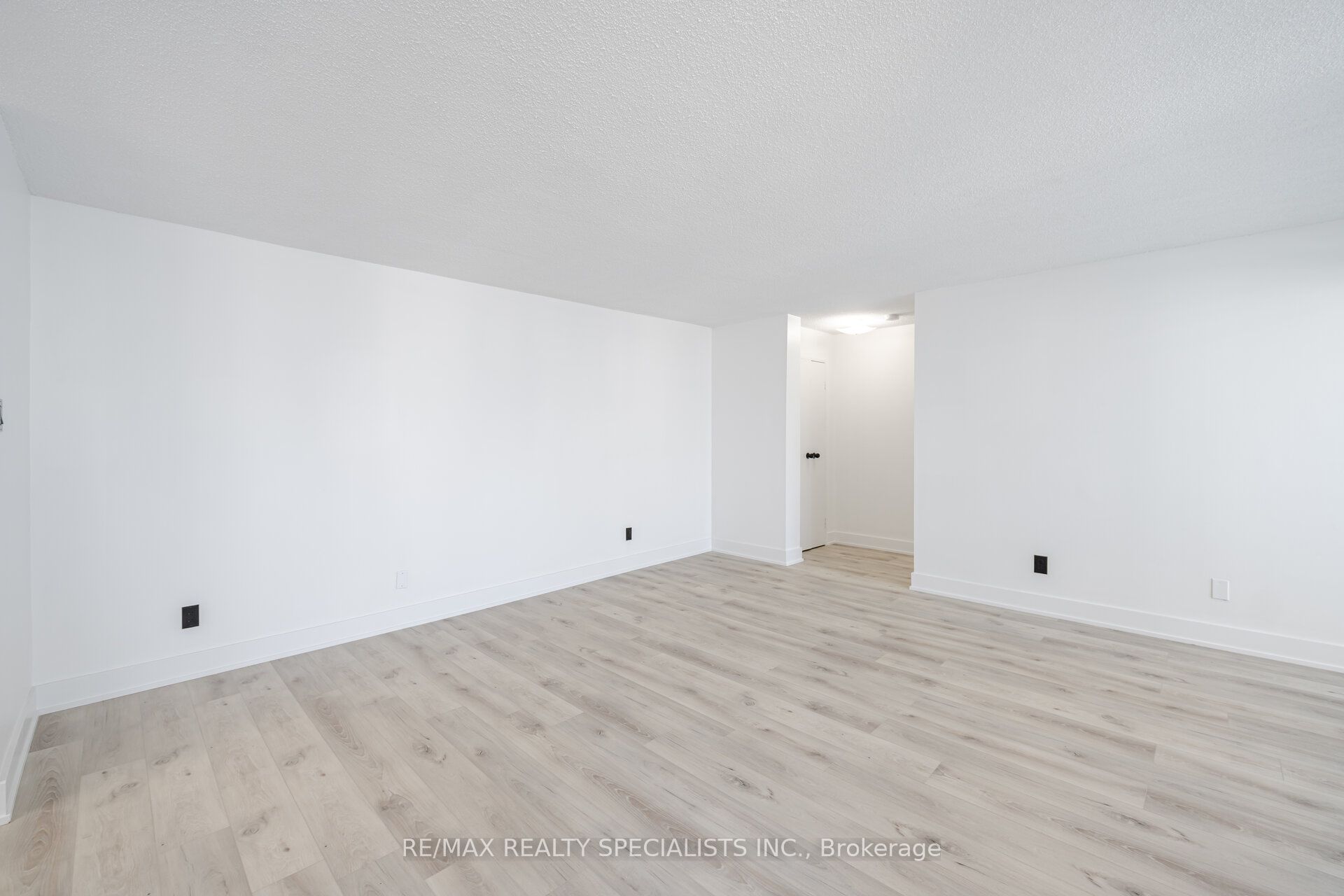 #1602 - 3695 Kaneff Crescent Property Photo 11