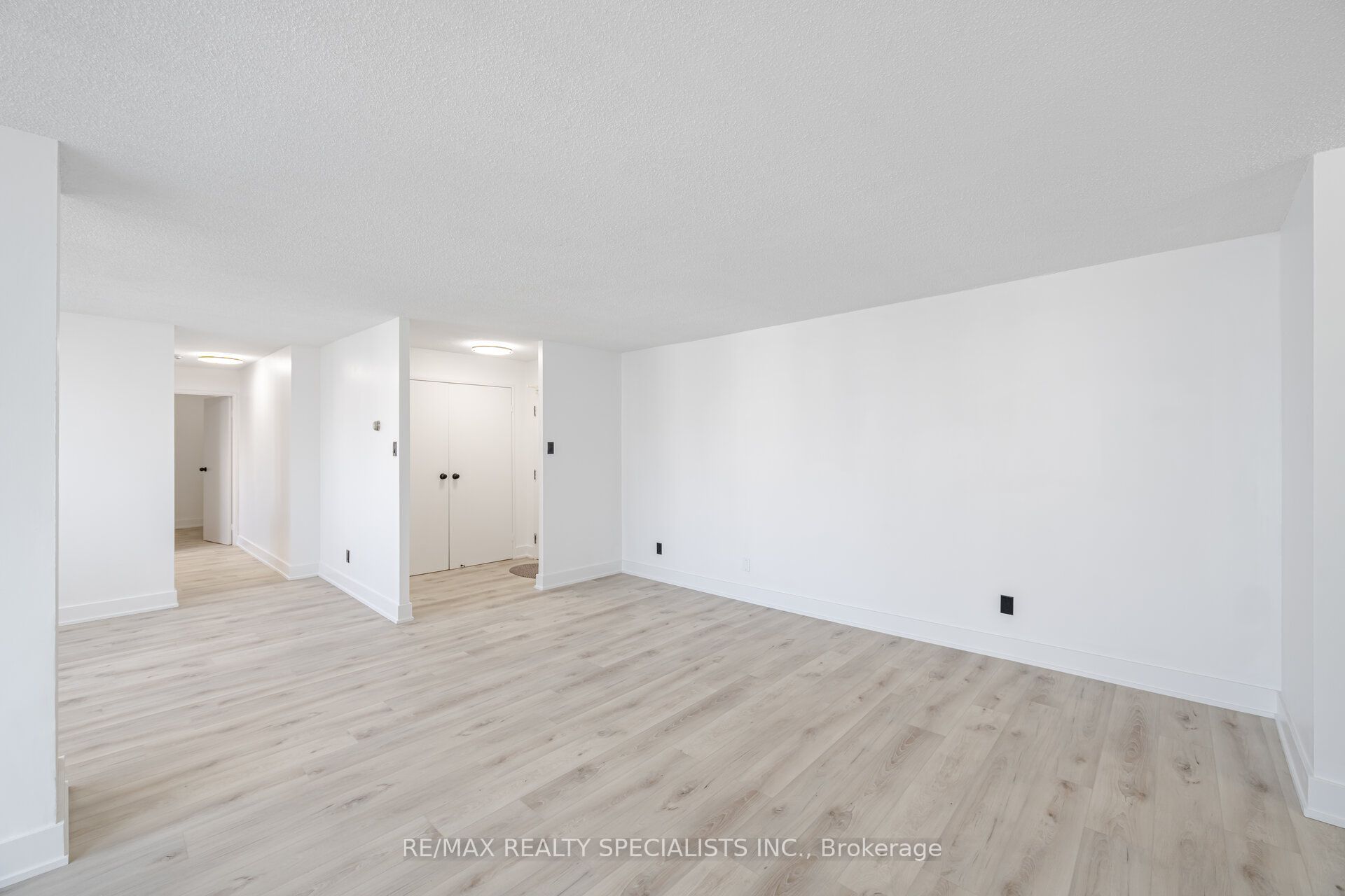 #1602 - 3695 Kaneff Crescent Property Photo 12