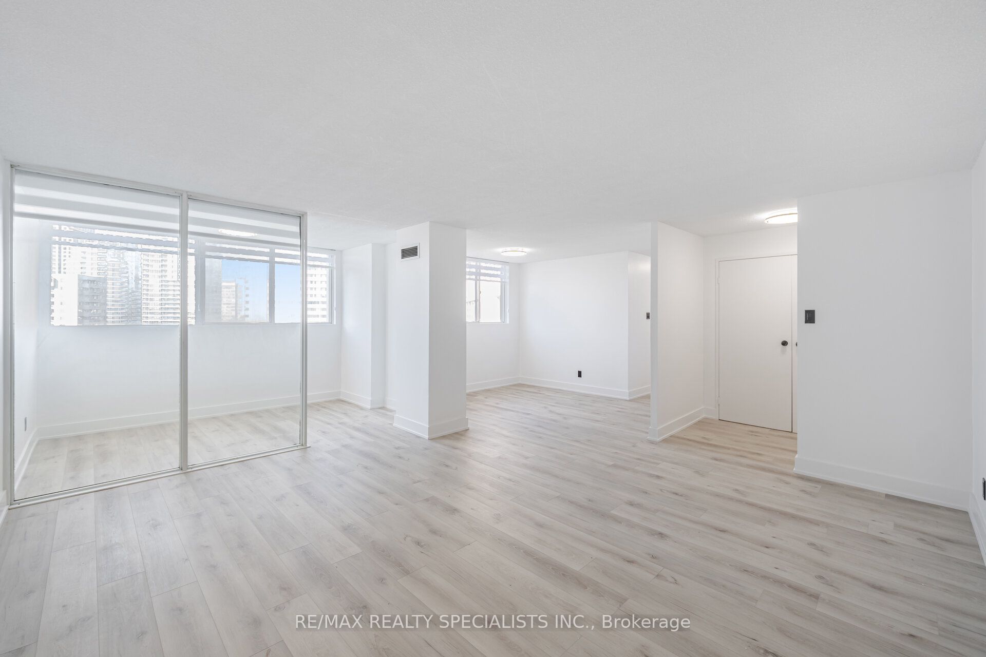 #1602 - 3695 Kaneff Crescent Property Photo 13