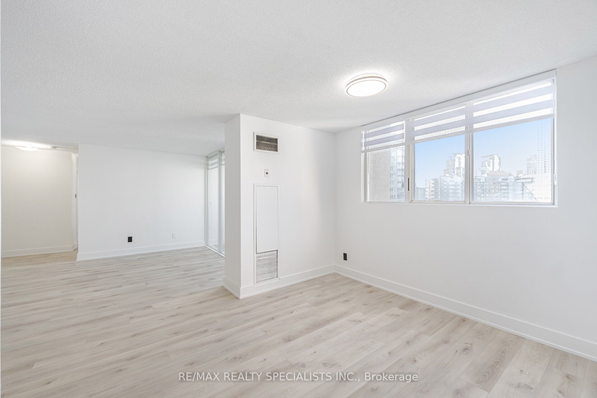 #1602 - 3695 Kaneff Crescent Property Photo 14
