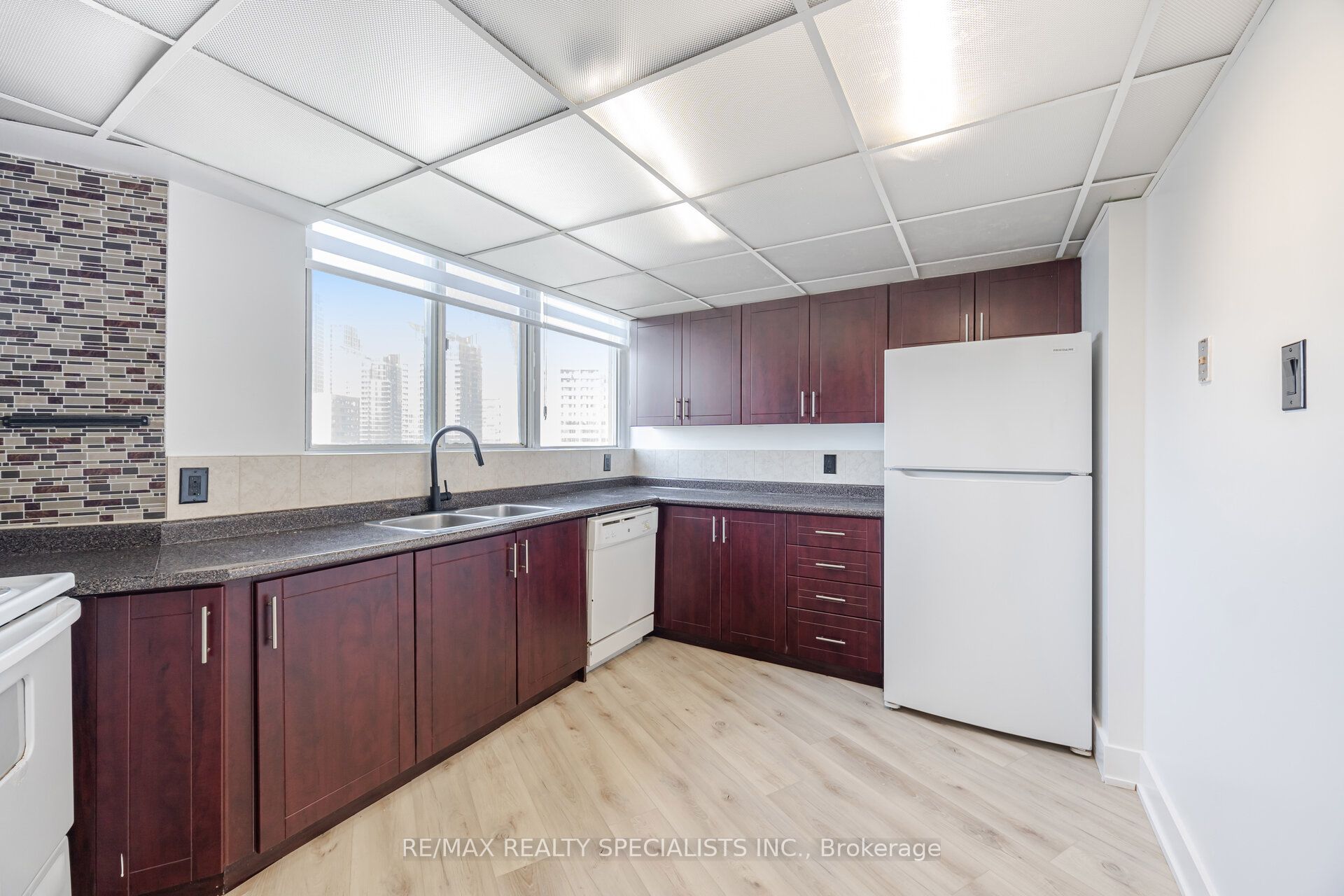 #1602 - 3695 Kaneff Crescent Property Photo 16