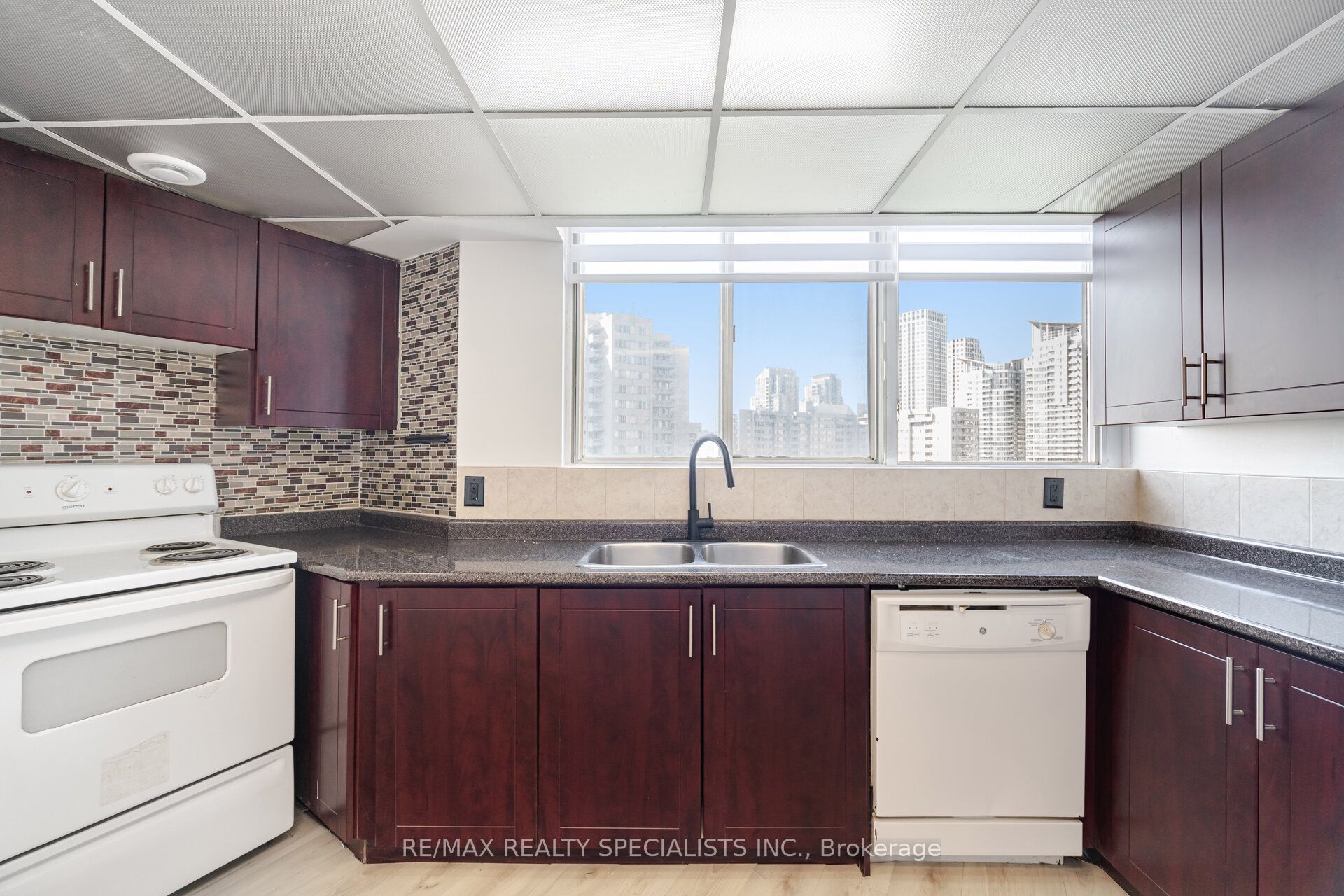 #1602 - 3695 Kaneff Crescent Property Photo 17