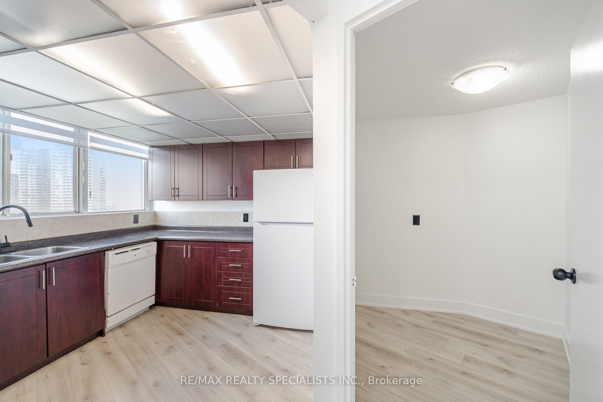 #1602 - 3695 Kaneff Crescent Property Photo 18