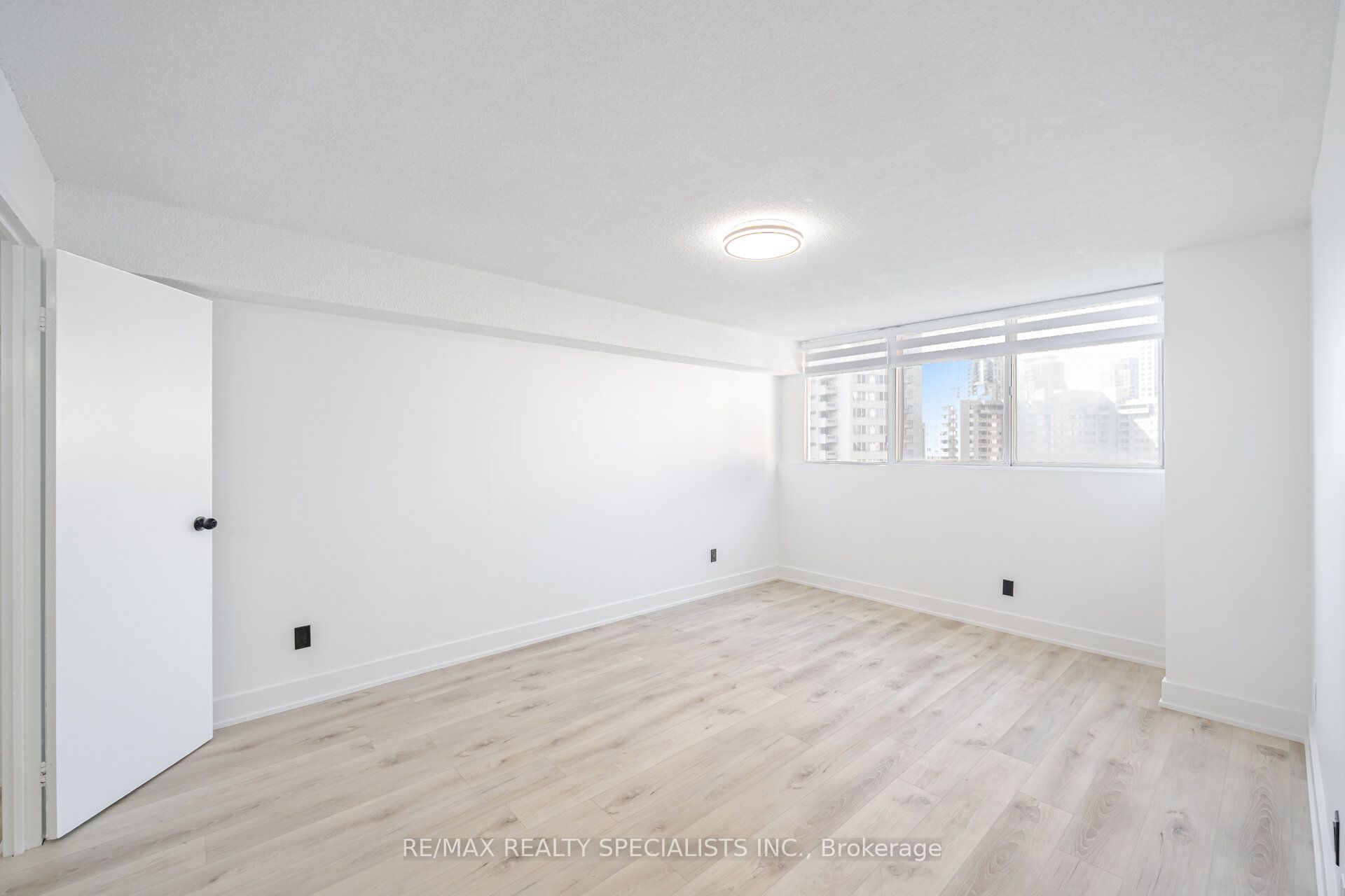 #1602 - 3695 Kaneff Crescent Property Photo 19