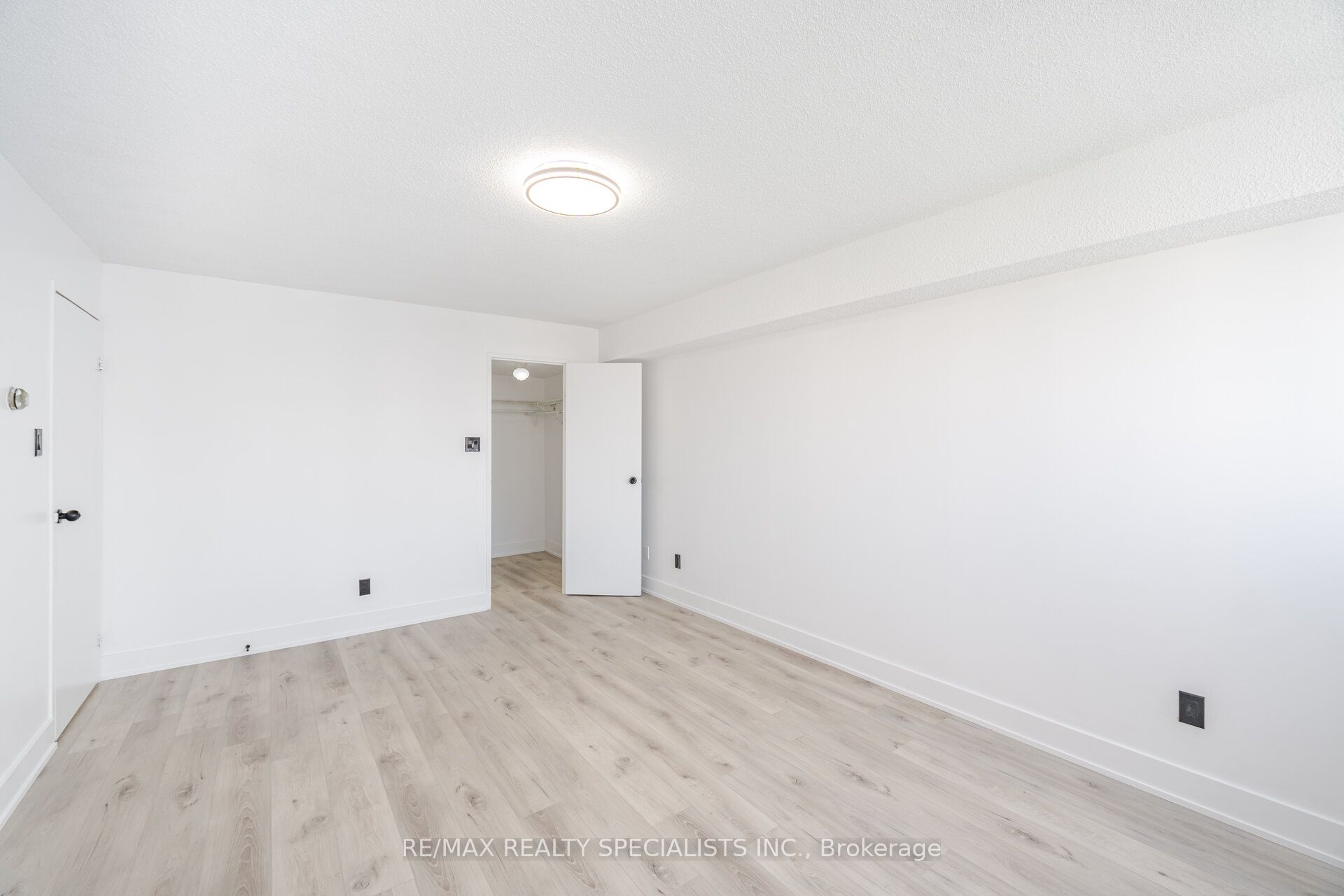 #1602 - 3695 Kaneff Crescent Property Photo 20
