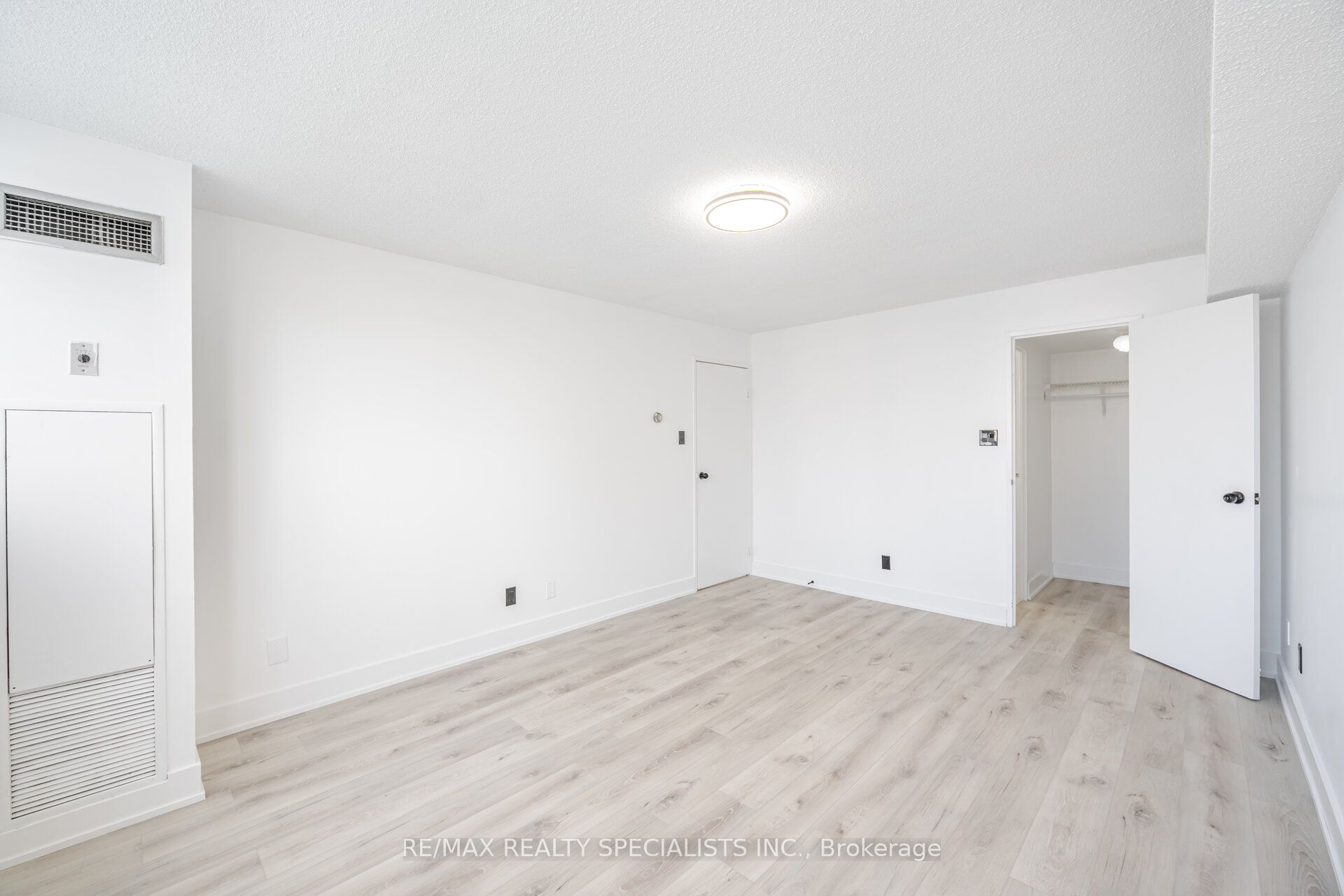 #1602 - 3695 Kaneff Crescent Property Photo 21