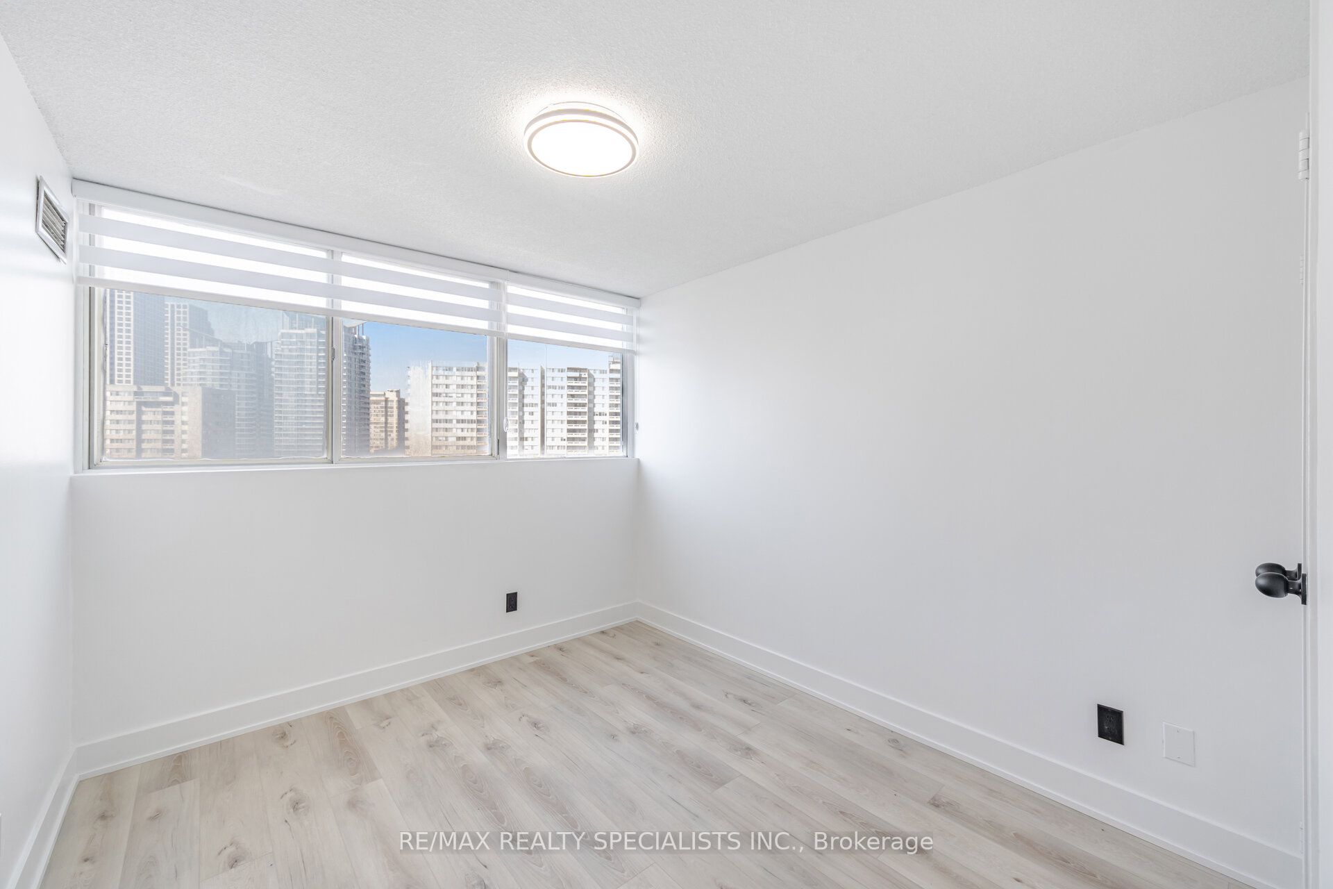 #1602 - 3695 Kaneff Crescent Property Photo 24