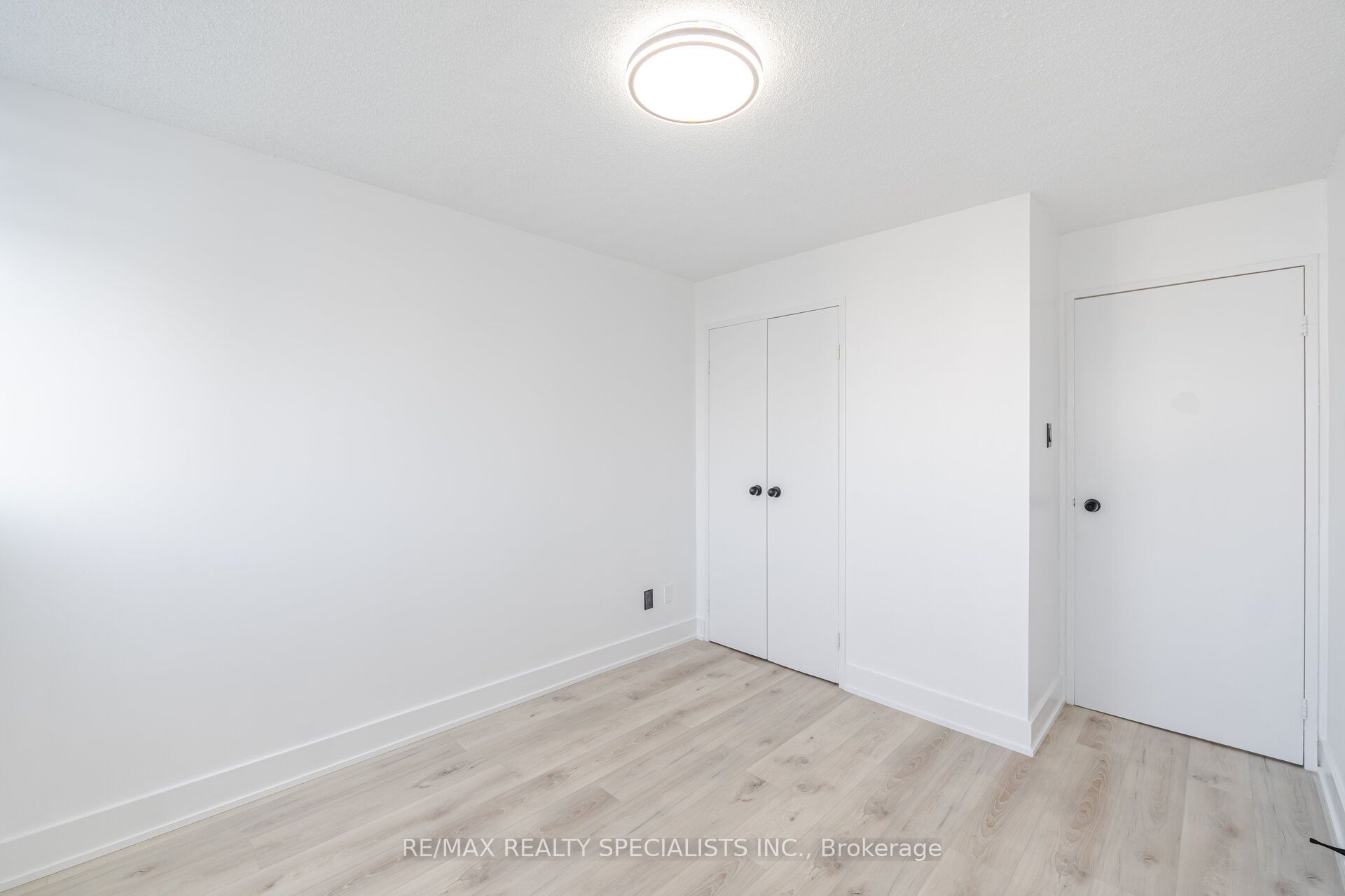 #1602 - 3695 Kaneff Crescent Property Photo 25
