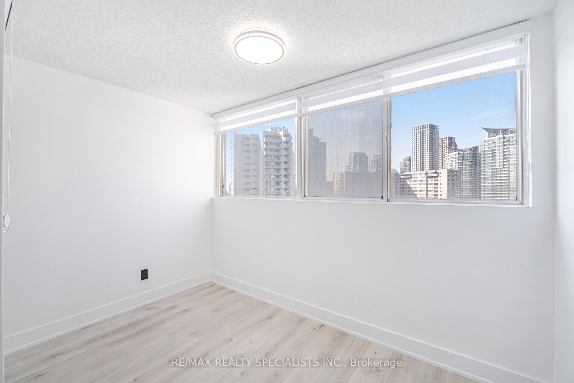 #1602 - 3695 Kaneff Crescent Property Photo 28
