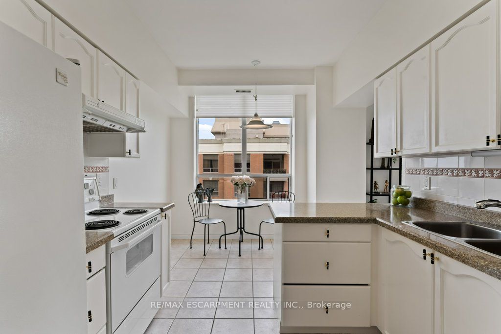 #2511 - 100 Burloak Drive Property Photo 3