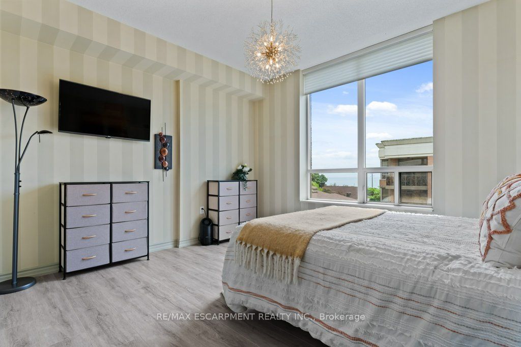 #2511 - 100 Burloak Drive Property Photo 16