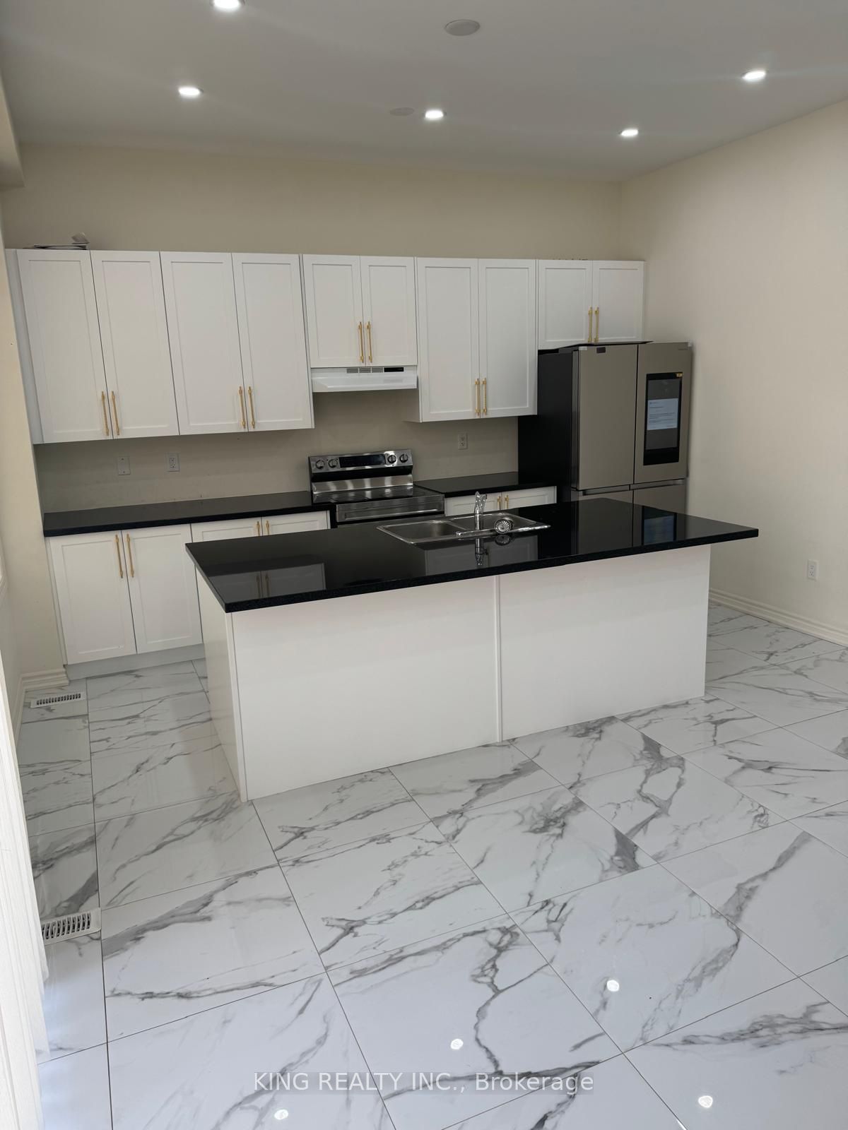 50 Eastman Dr Property Photo 1