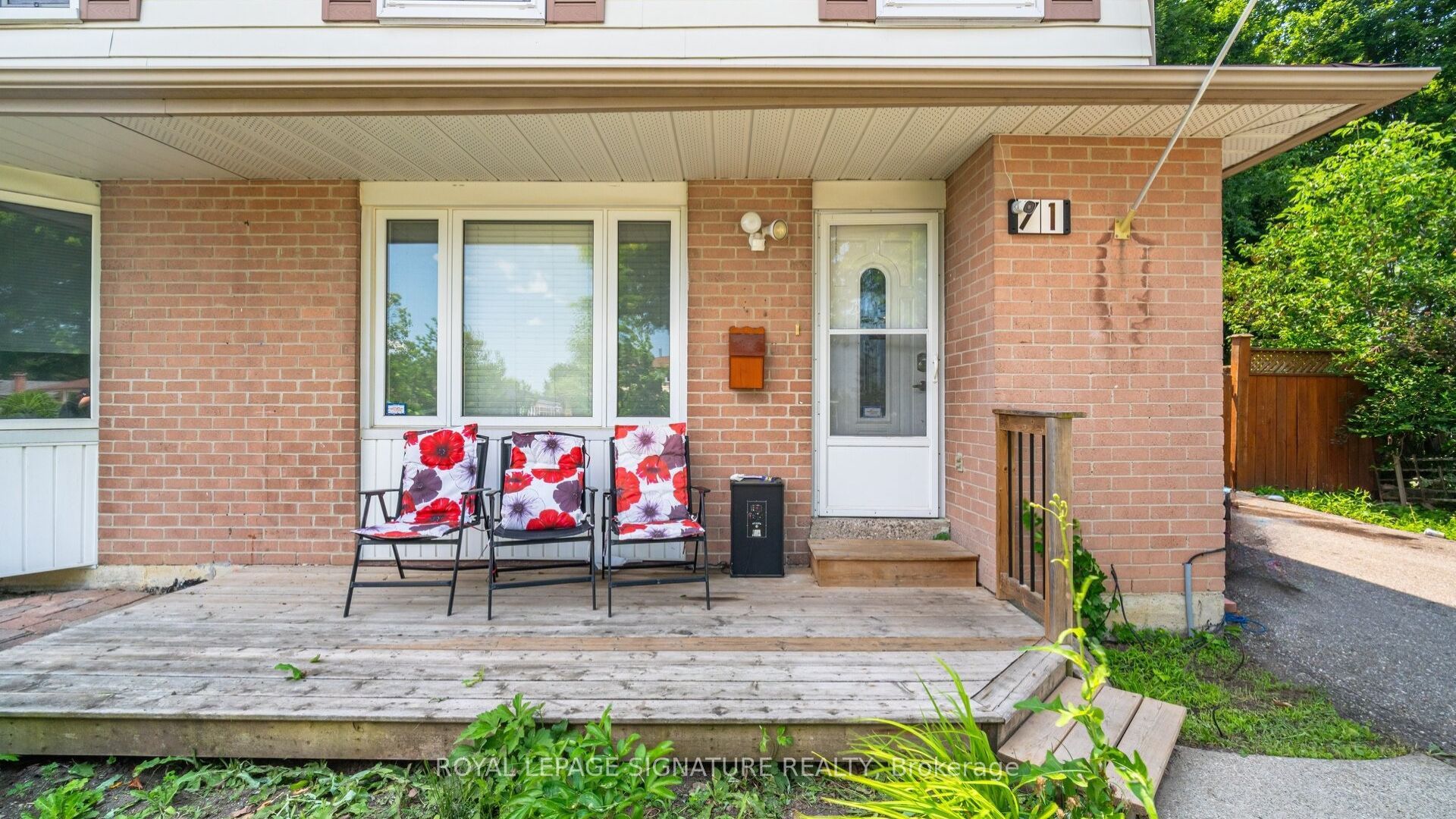 71 Mandarin Crescent N Property Photo 3