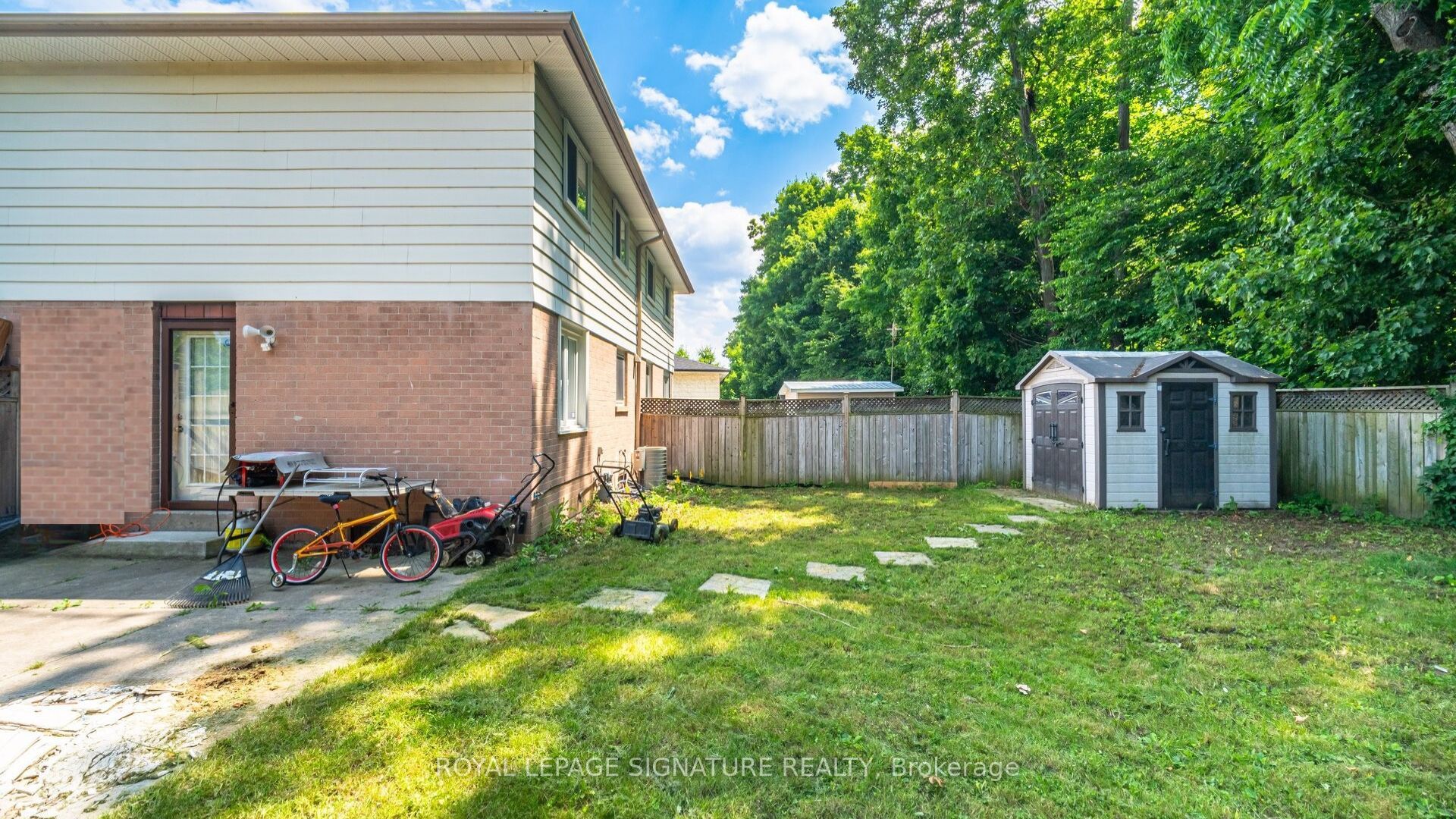 71 Mandarin Crescent N Property Photo 19