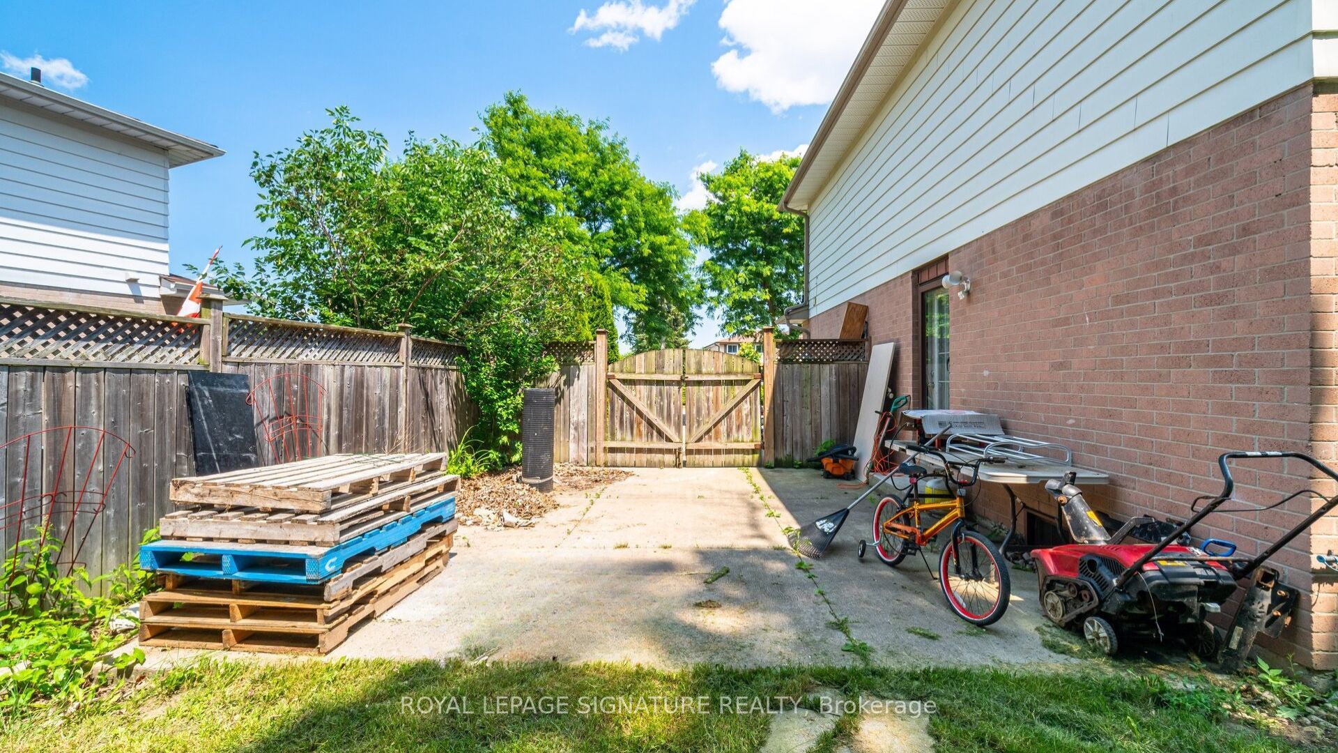 71 Mandarin Crescent N Property Photo 20