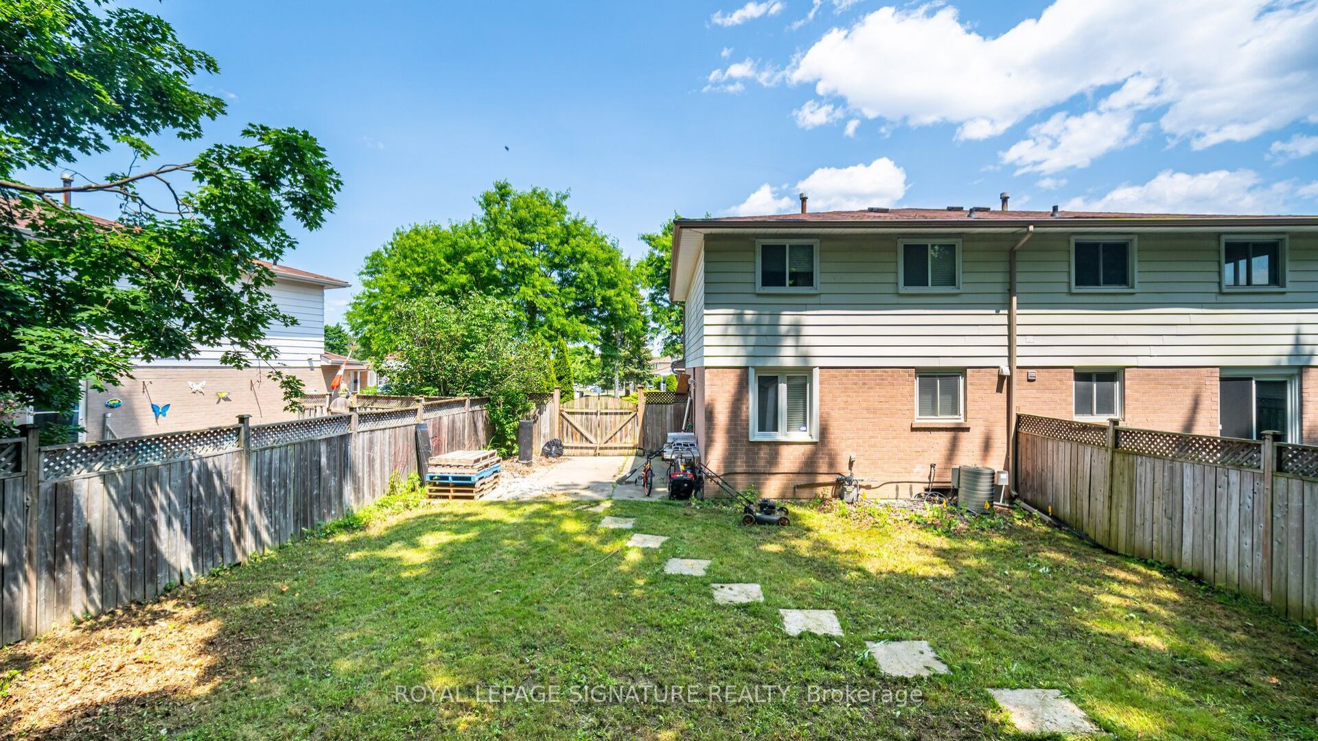 71 Mandarin Crescent N Property Photo 21