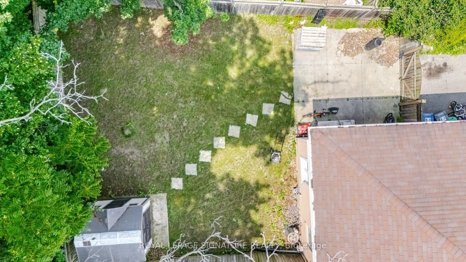 71 Mandarin Crescent N Property Photo 22
