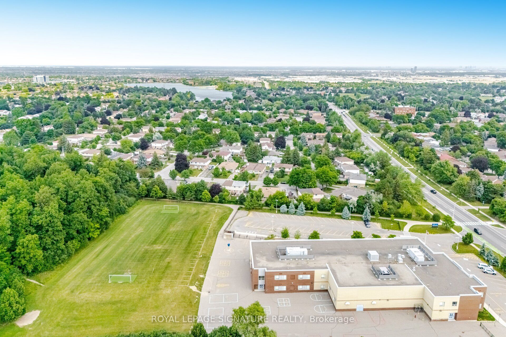 71 Mandarin Crescent N Property Photo 32