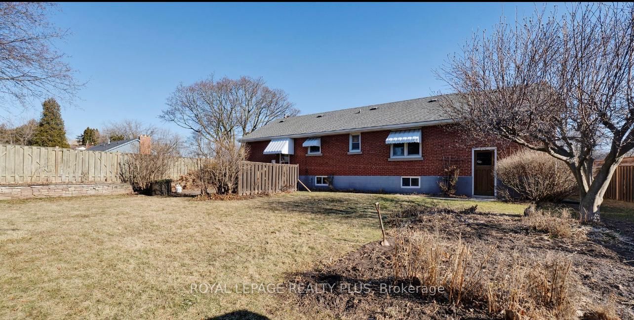 676 Walker's Line Property Photo 2