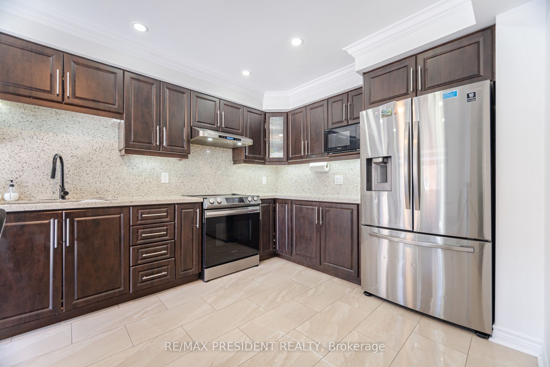 58 Frontenac Crescent Property Photo 16
